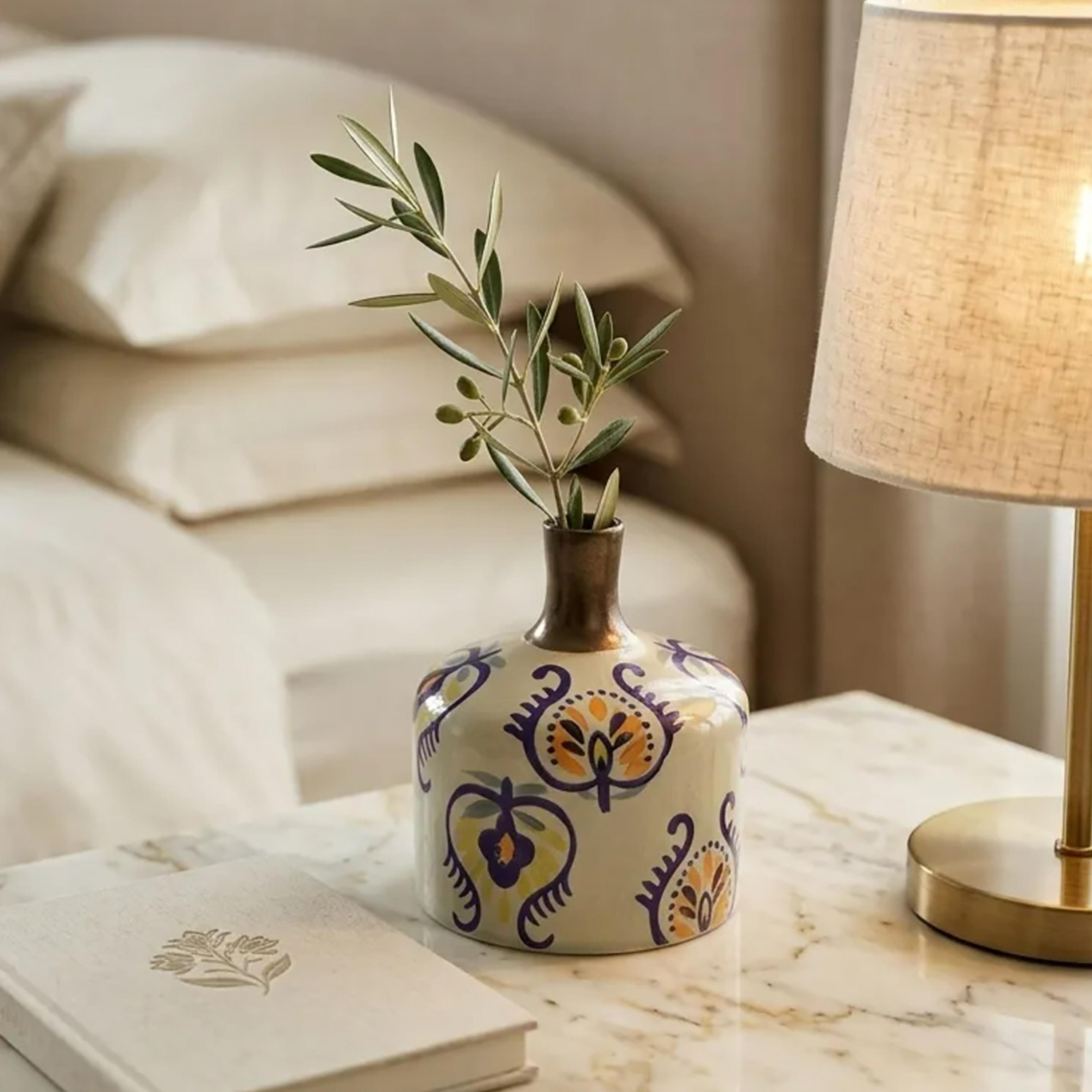 مزهرية زهور بألوان متعددة بتصميم عصري وعنق معدني نحيل من ماريا هومز-household-decor-vasesandbowls-image-3