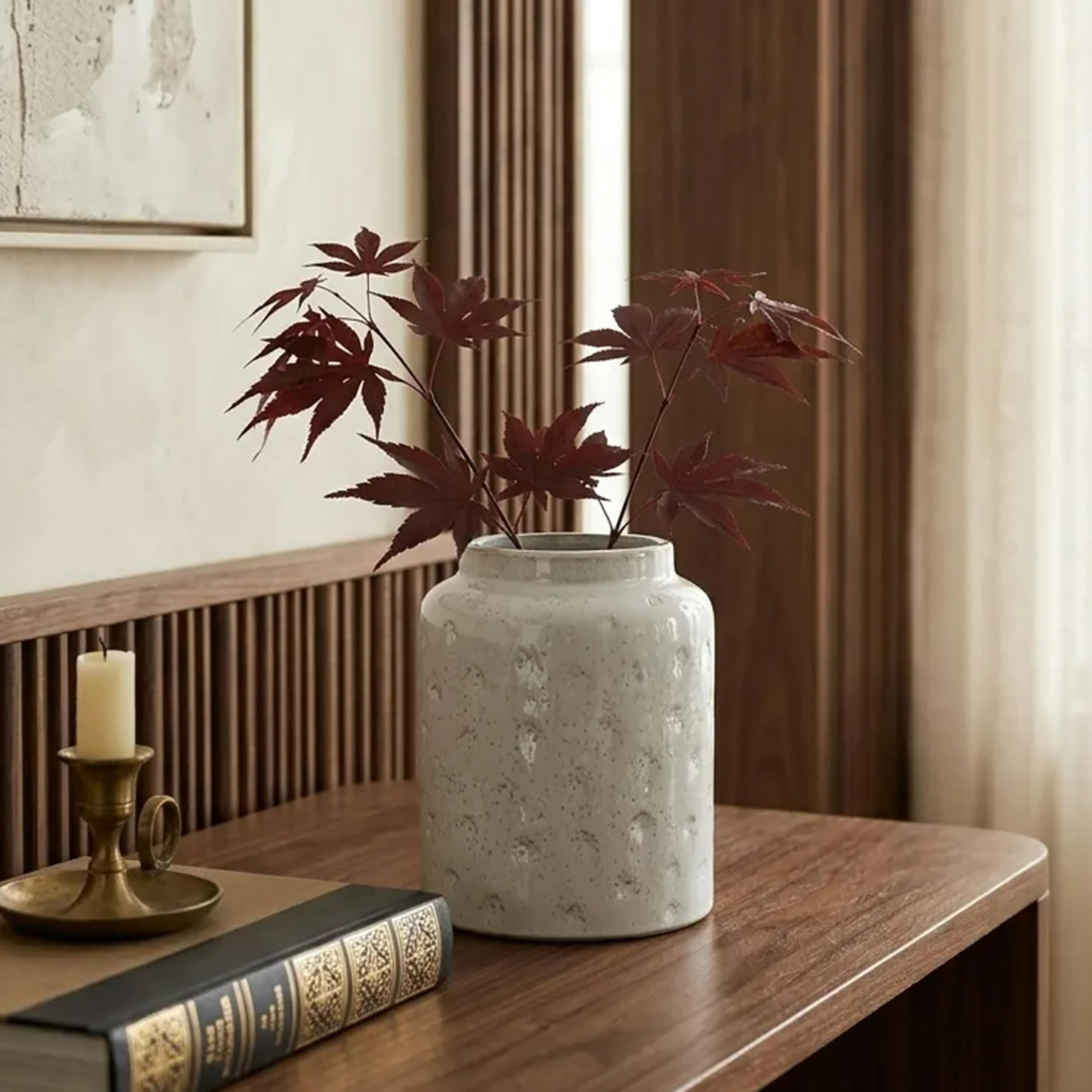 مزهرية أسطوانية بيضاء بملمس بارز وفتحة واسعة من ماريا هومز-household-decor-vasesandbowls-image-1