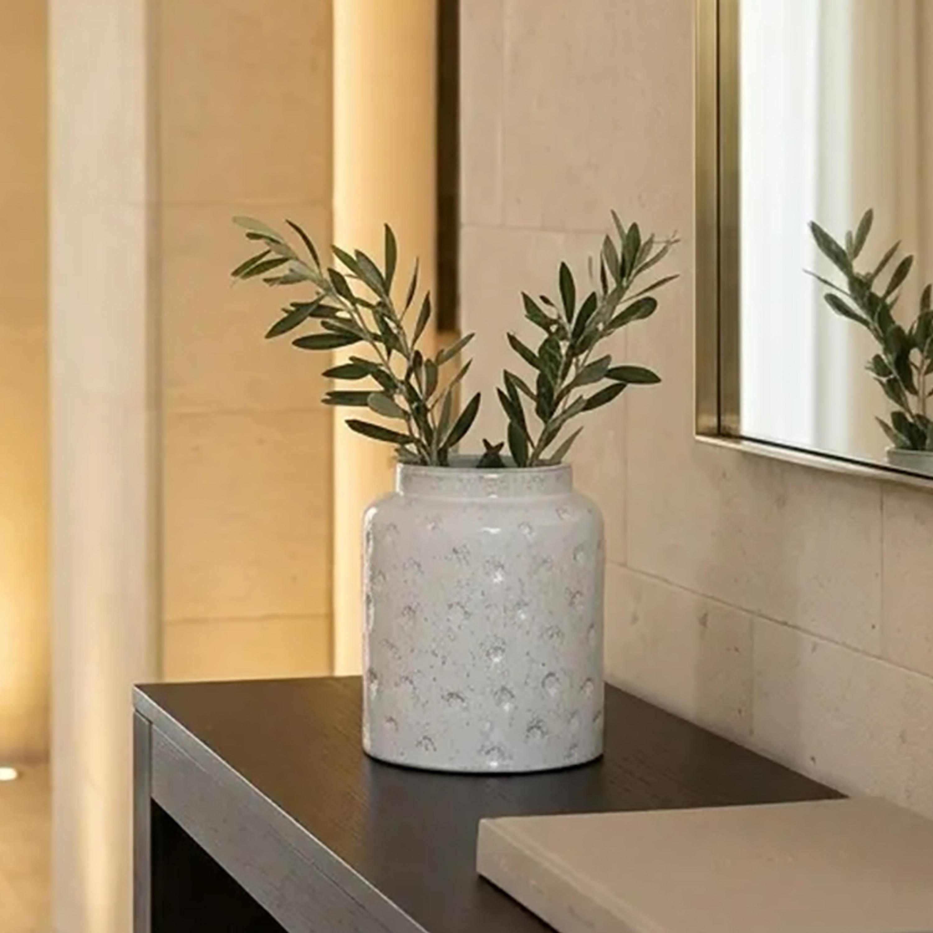مزهرية أسطوانية بيضاء بملمس بارز وفتحة واسعة من ماريا هومز-household-decor-vasesandbowls-image-2