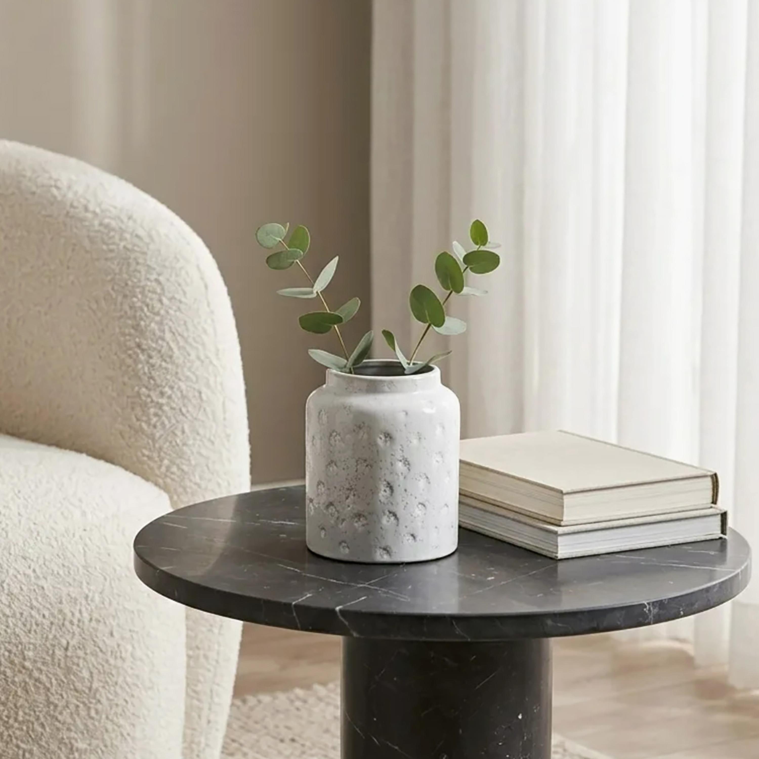 مزهرية أسطوانية بيضاء بملمس بارز وفتحة واسعة من ماريا هومز-household-decor-vasesandbowls-image-3