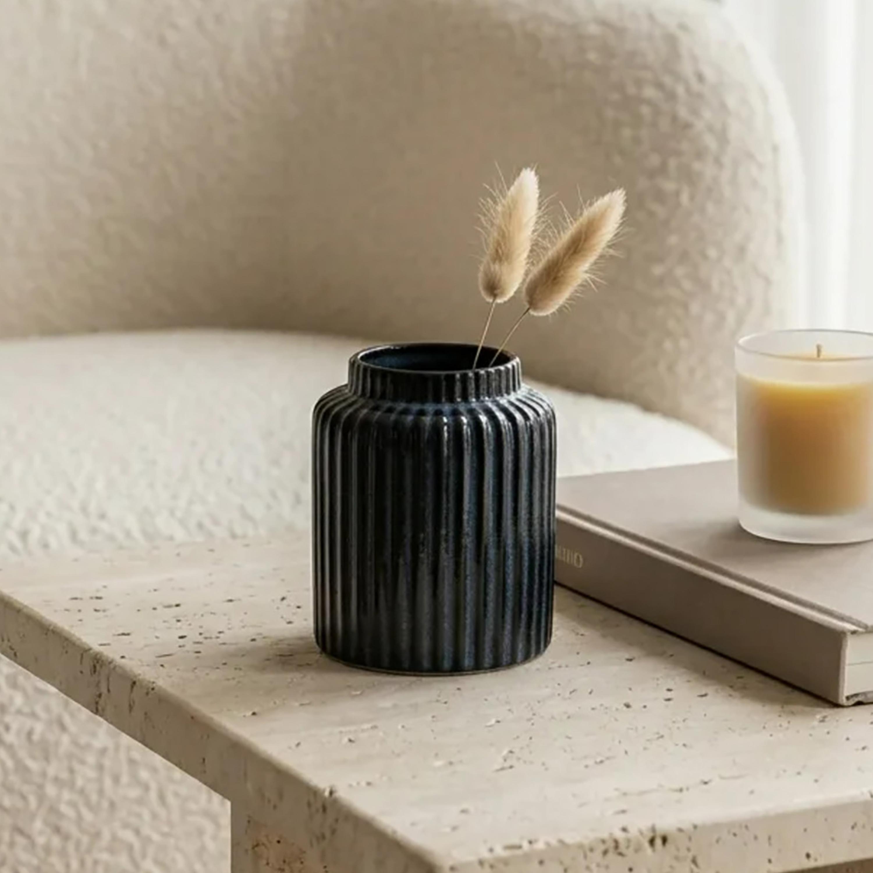 مزهرية أسطوانية زرقاء حديثة بفتحة واسعة من ماريا هومز-household-decor-vasesandbowls-image-1