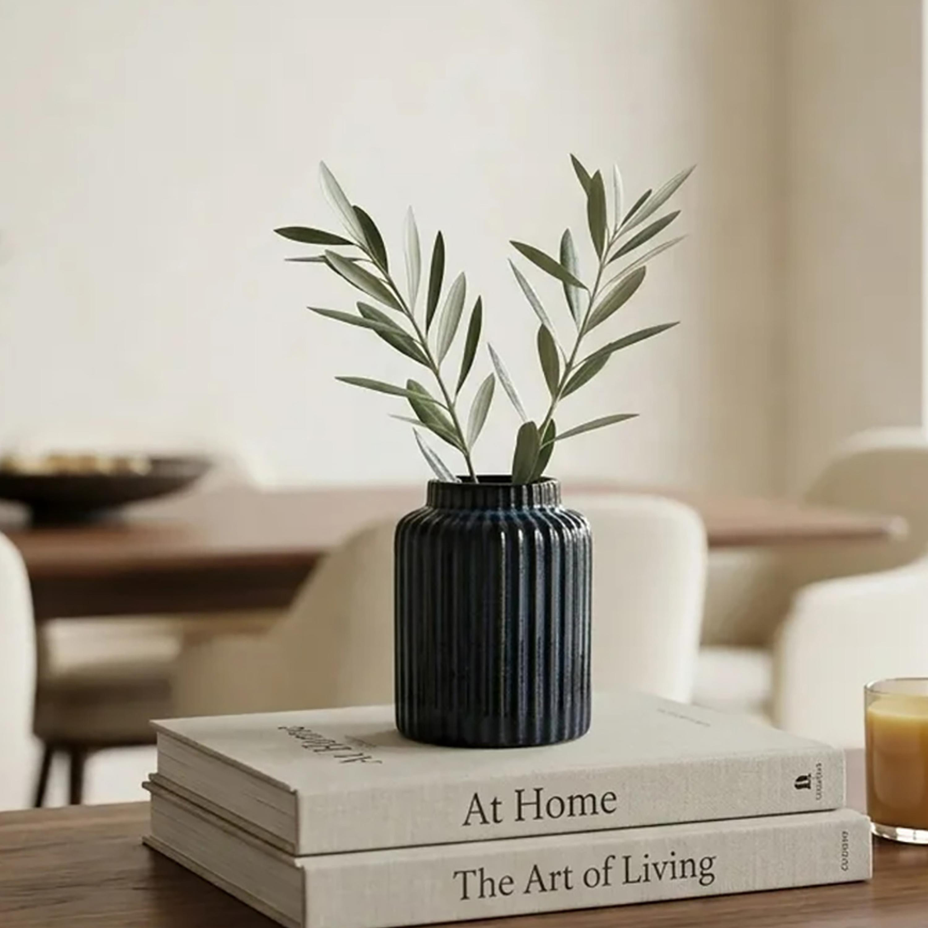 مزهرية أسطوانية زرقاء حديثة بفتحة واسعة من ماريا هومز-household-decor-vasesandbowls-image-2
