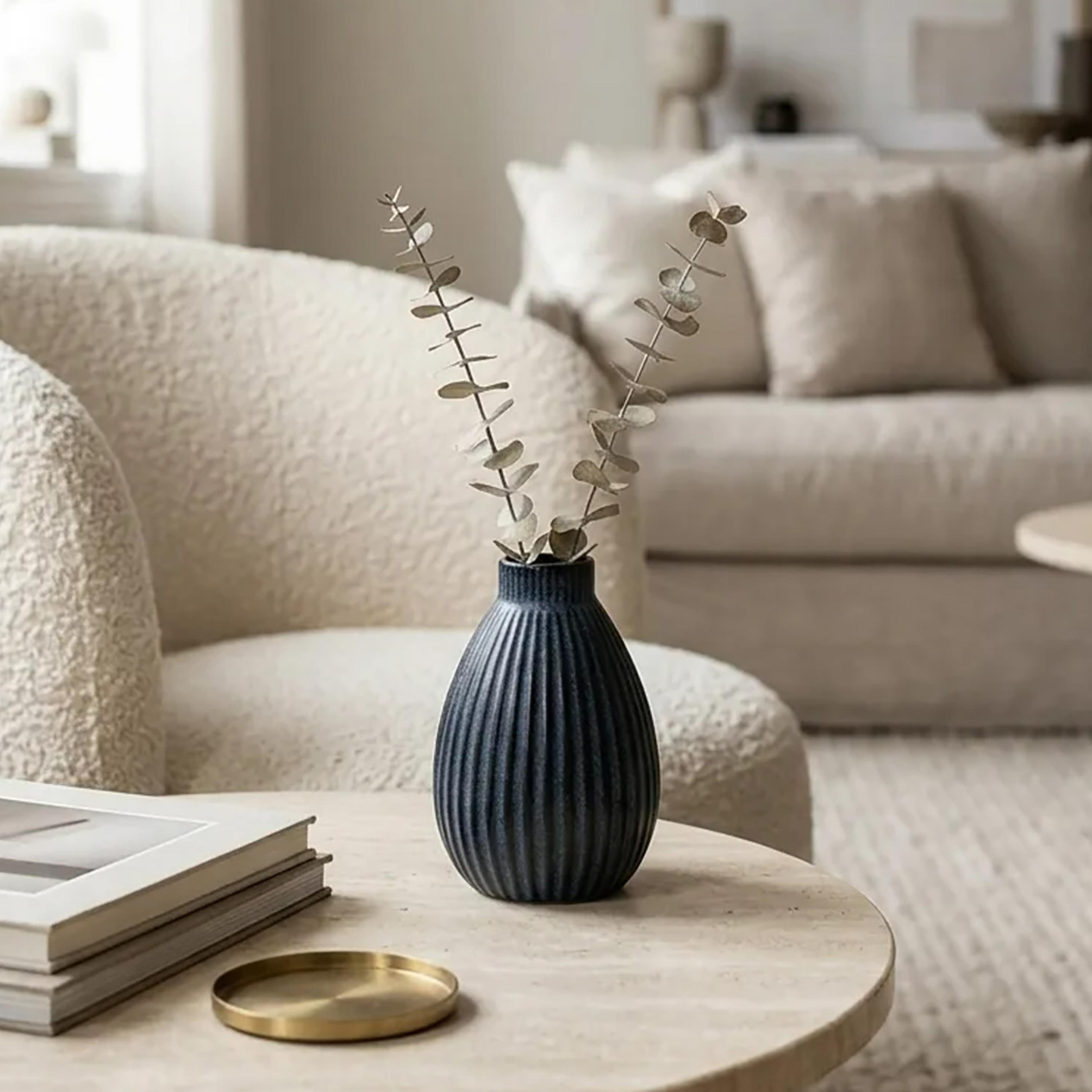 مزهرية سيراميك بشكل قطرة الدمعة بلون أزرق عصري وفتحة ضيقة من ماريا هومز-household-decor-vasesandbowls-image-1