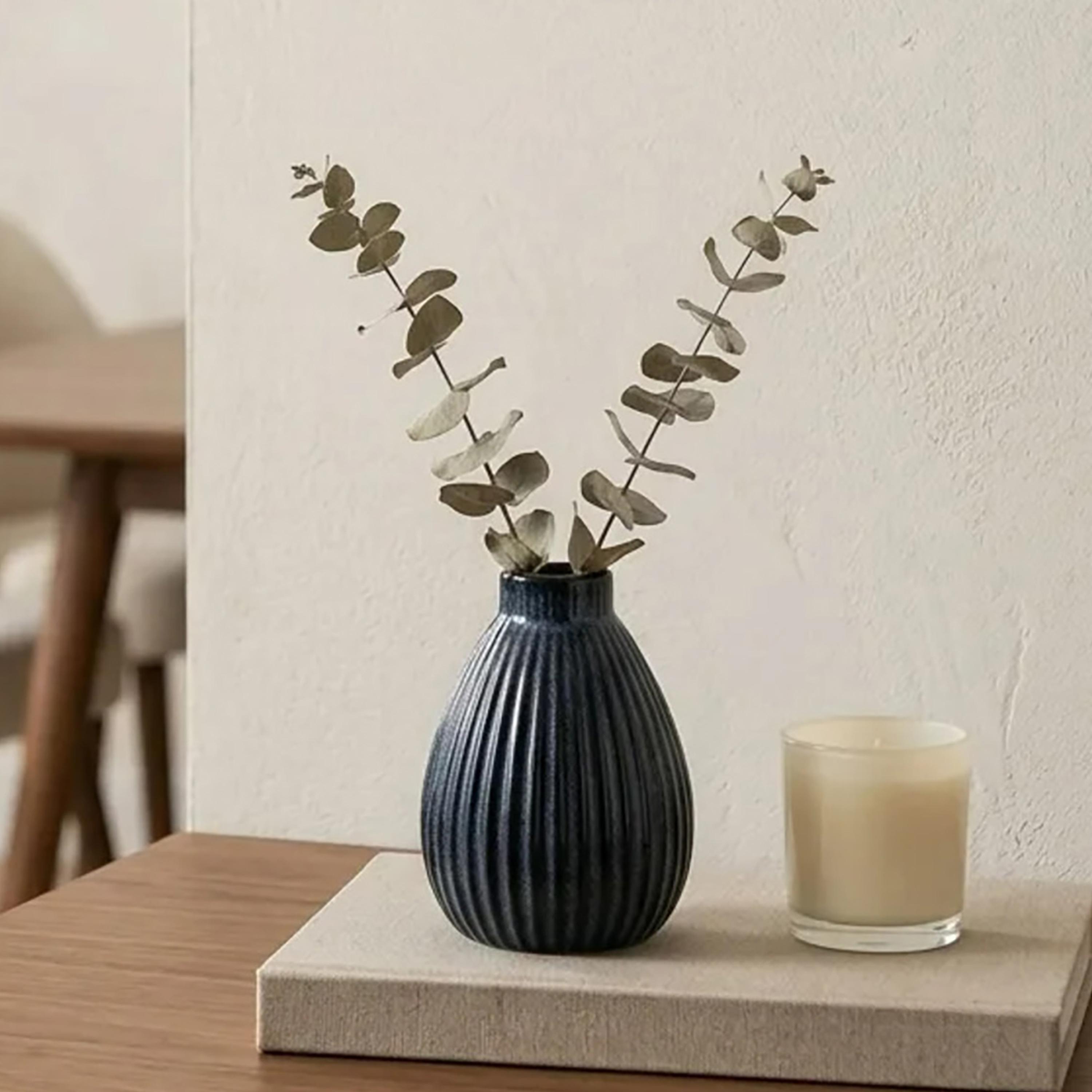 مزهرية سيراميك بشكل قطرة الدمعة بلون أزرق عصري وفتحة ضيقة من ماريا هومز-household-decor-vasesandbowls-image-2