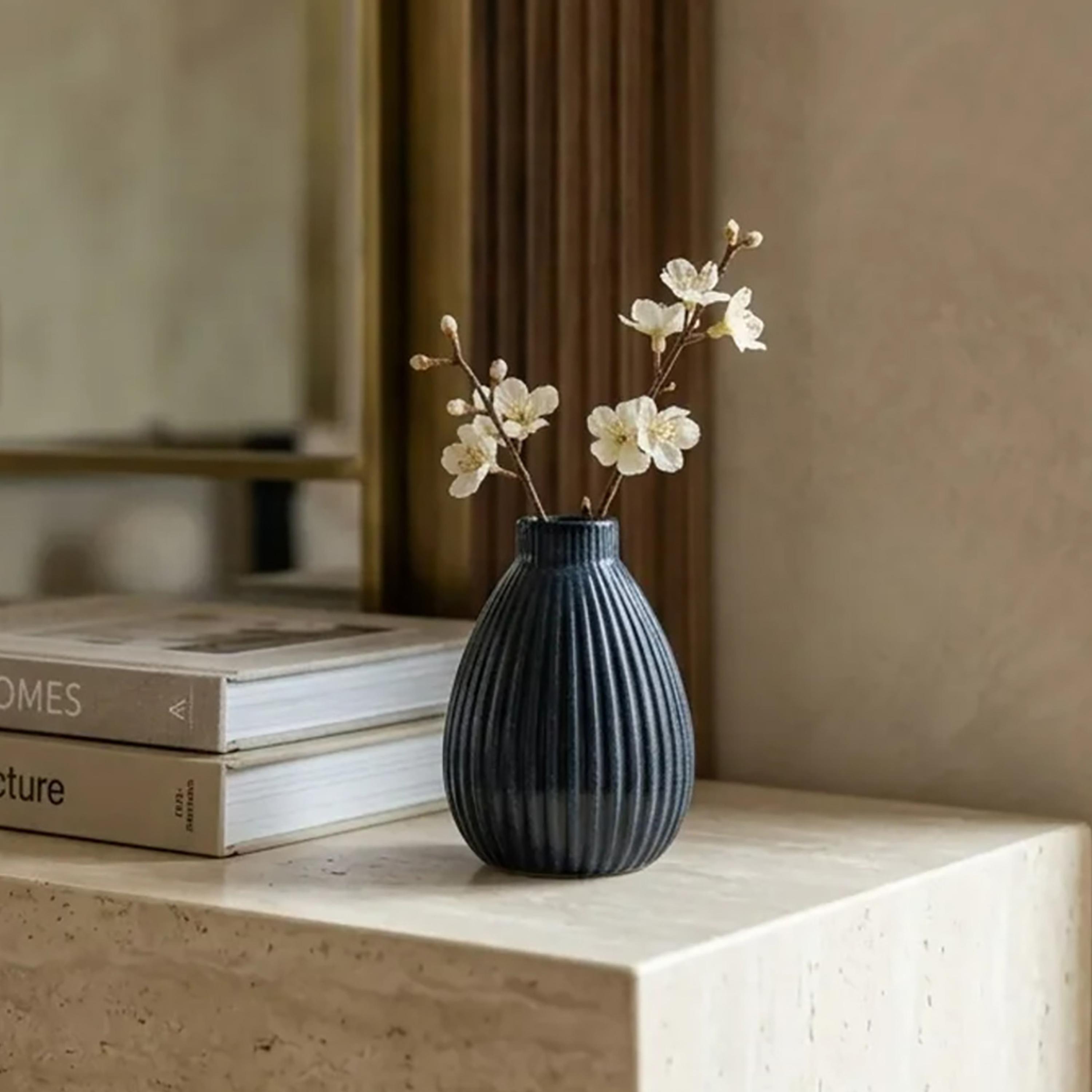 مزهرية سيراميك بشكل قطرة الدمعة بلون أزرق عصري وفتحة ضيقة من ماريا هومز-household-decor-vasesandbowls-image-3