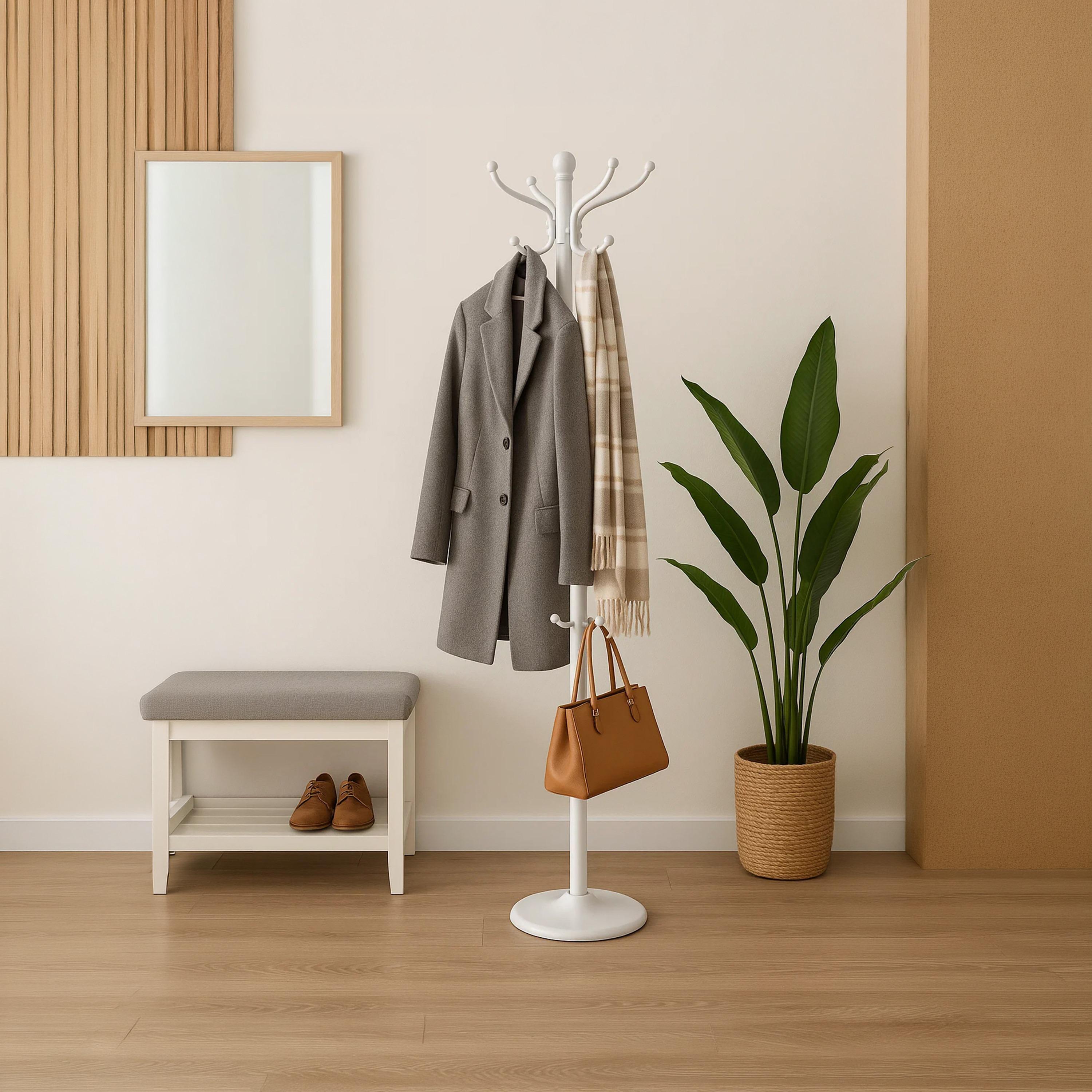 شماعة ملابس واقفة عصرية باللون الأبيض بخطافات مستديرة وقاعدة دائرية من ماريا هومز-household-storage-storagesolutions-tallhangers-image-2