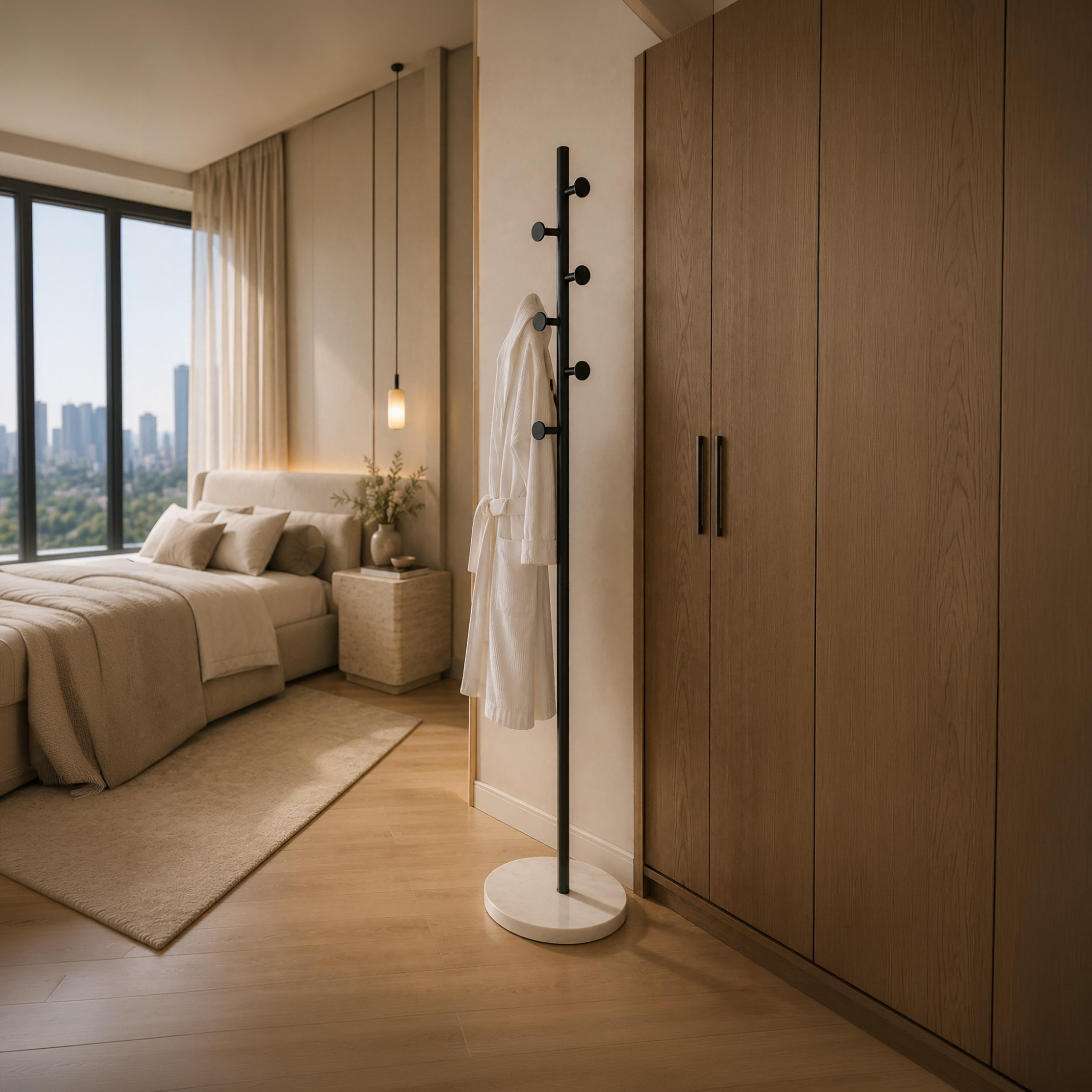 علاقة معاطف عصرية بخطافات دائرية وقاعدة رخامية من ماريا هومز-household-storage-storagesolutions-tallhangers-image-1