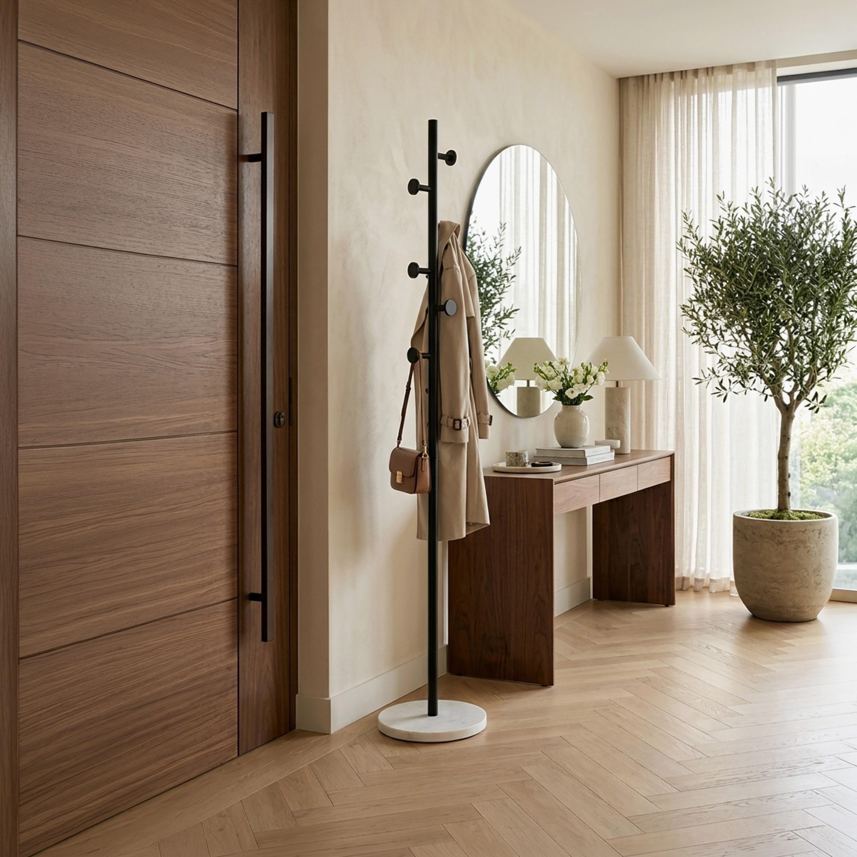 علاقة معاطف عصرية بخطافات دائرية وقاعدة رخامية من ماريا هومز-household-storage-storagesolutions-tallhangers-image-2