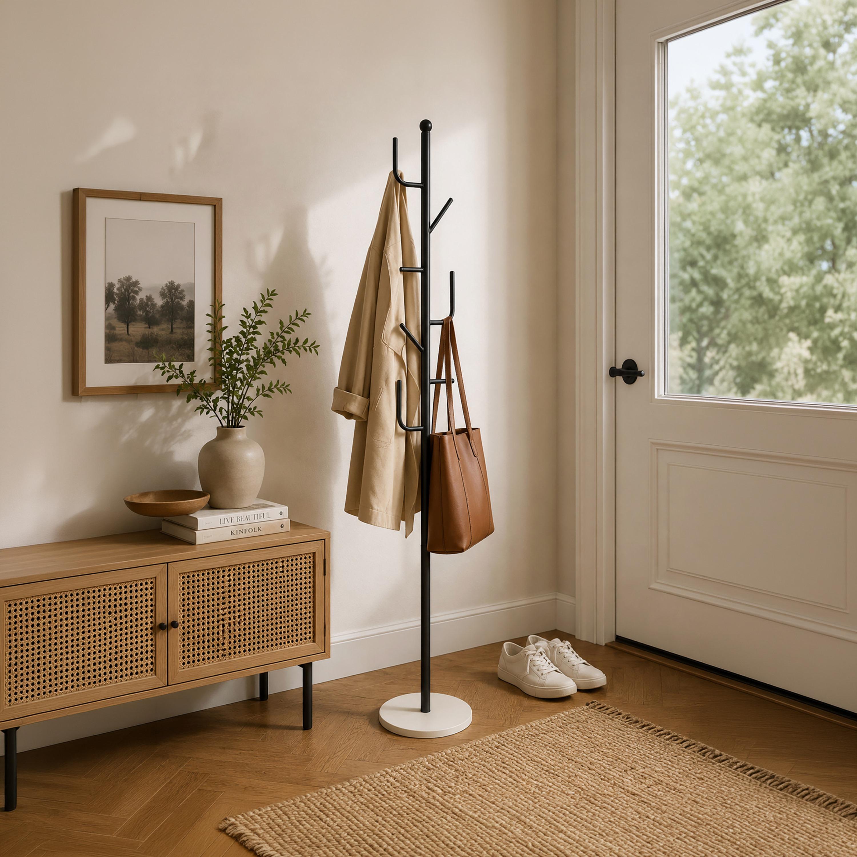 شماعة معاطف معدنية سوداء عصرية بخطافات وقاعدة رخامية دائرية من ماريا هومز-household-storage-storagesolutions-tallhangers-image-2