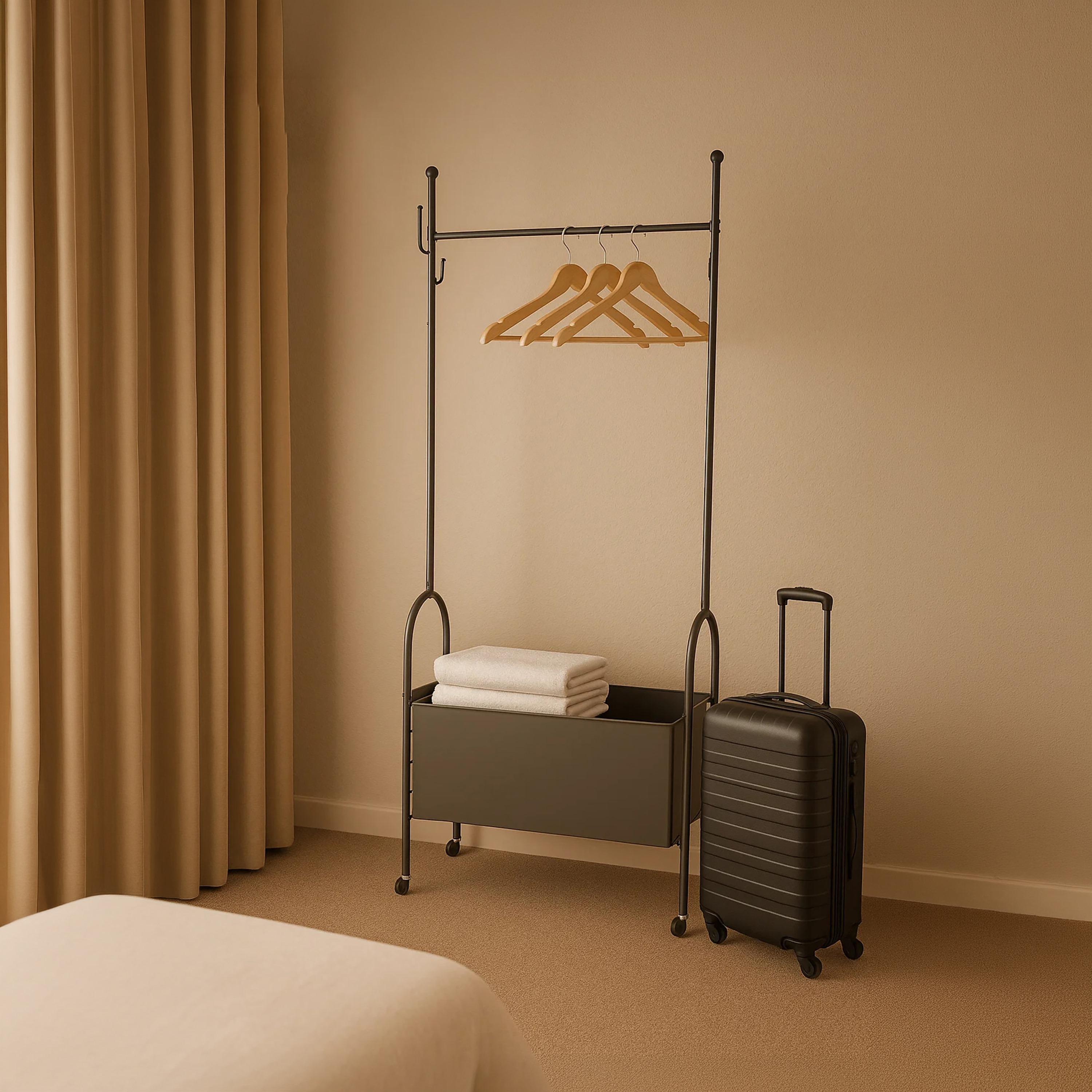 رف ملابس متحرك بتصميم صناعي مع سلة تخزين من ماريا هومز-household-storage-storagesolutions-storageracks-image-4