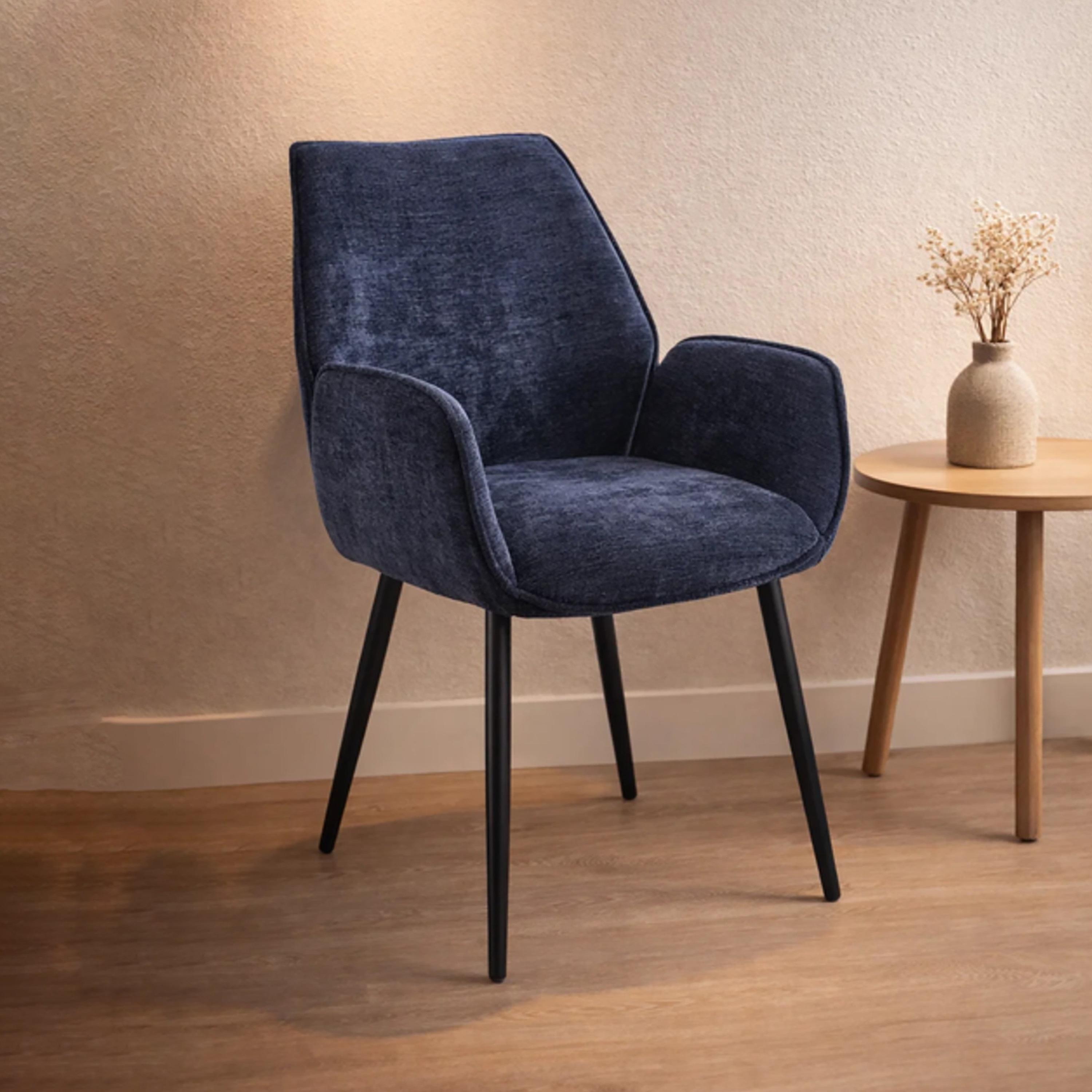 كرسي بذراعين مبطن من ماريا هومز-furniture-sofaandseating-armchairs-image-2