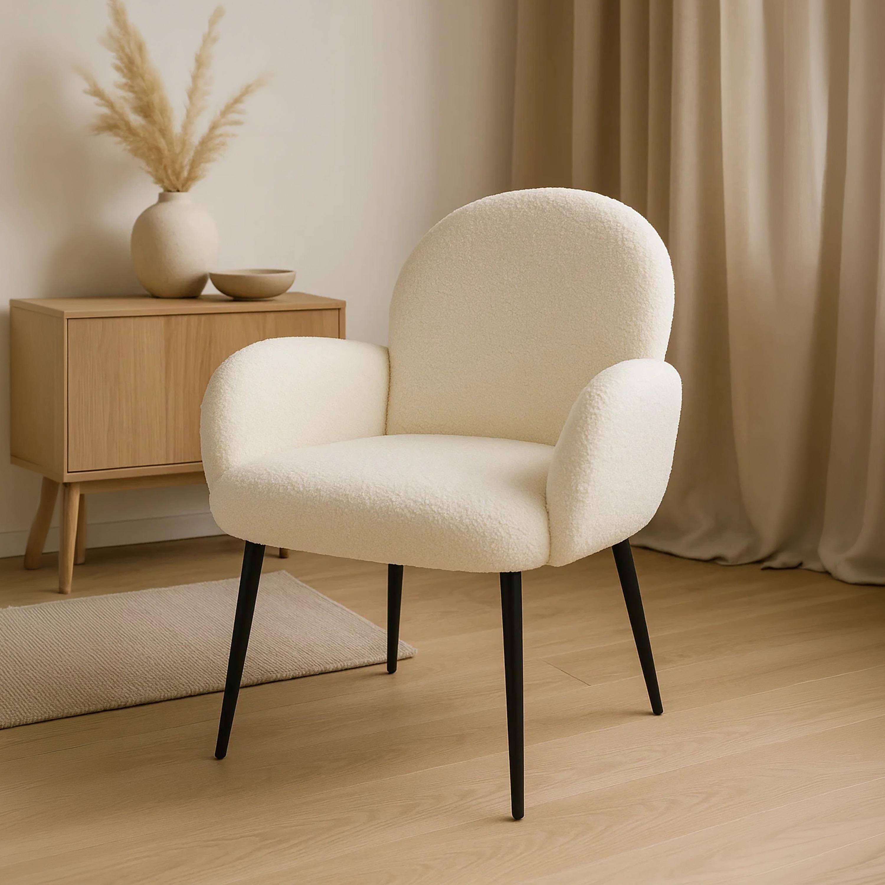 كرسي وحيد مبطن الذراعين أبيض من ماريا هومز-furniture-sofaandseating-armchairs-image-1