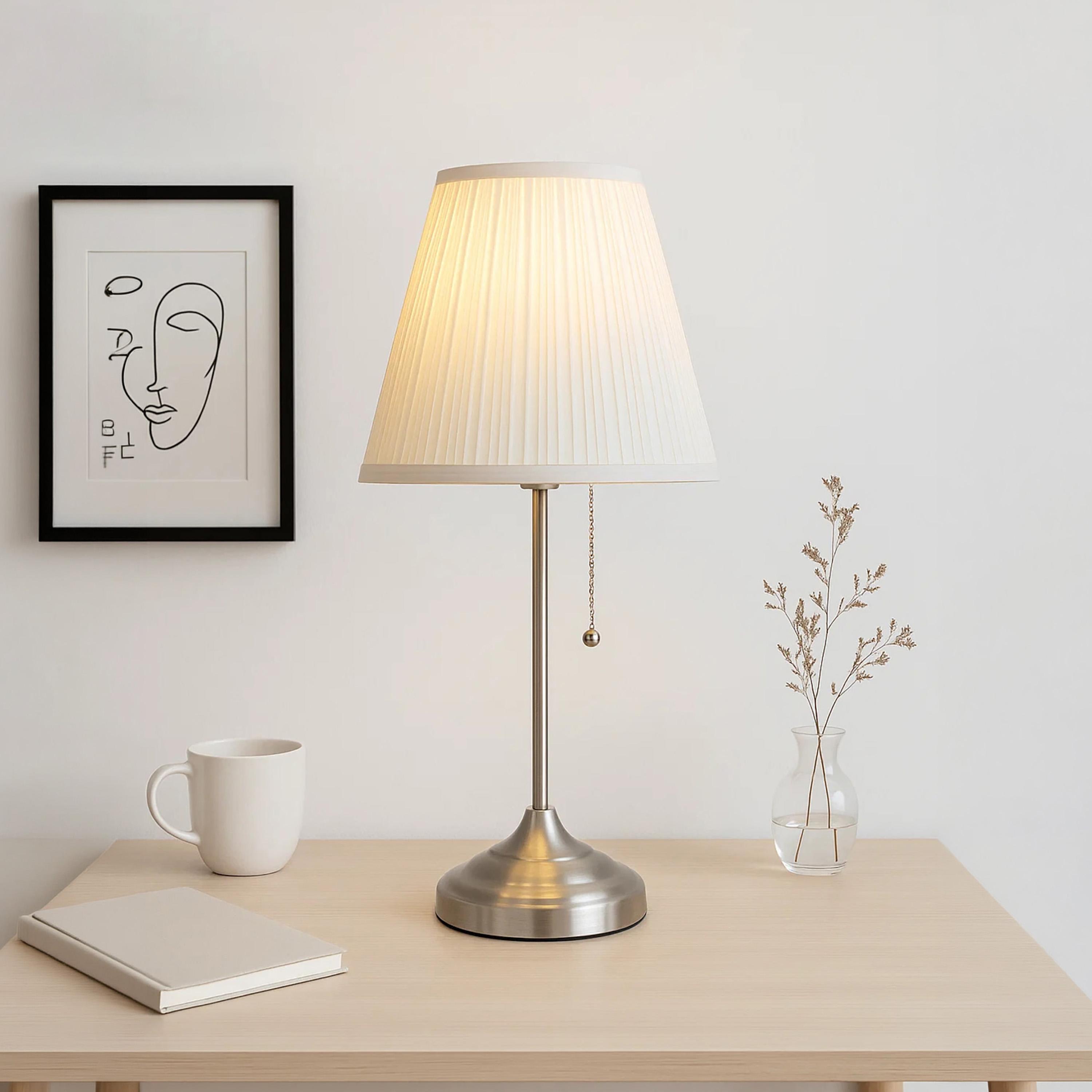مصباح طاولة معدني كلاسيكي بغطاء قماش مكشكش من ماريا هومز-household-lighting-tableanddesklamps-image-1