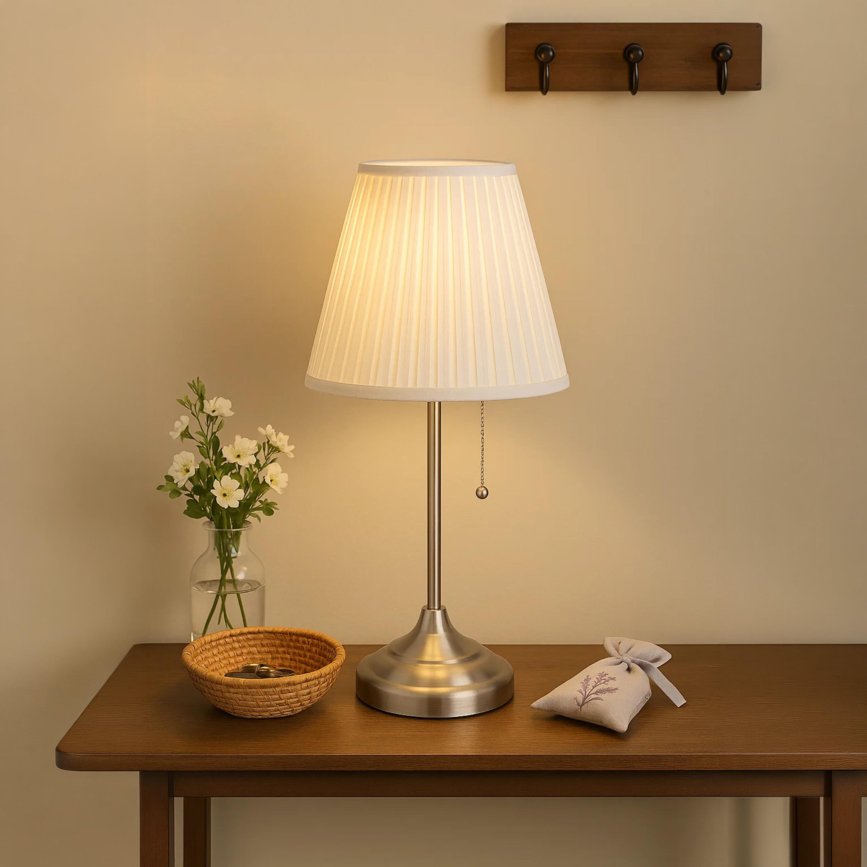 مصباح طاولة معدني كلاسيكي بغطاء قماش مكشكش من ماريا هومز-household-lighting-tableanddesklamps-image-2