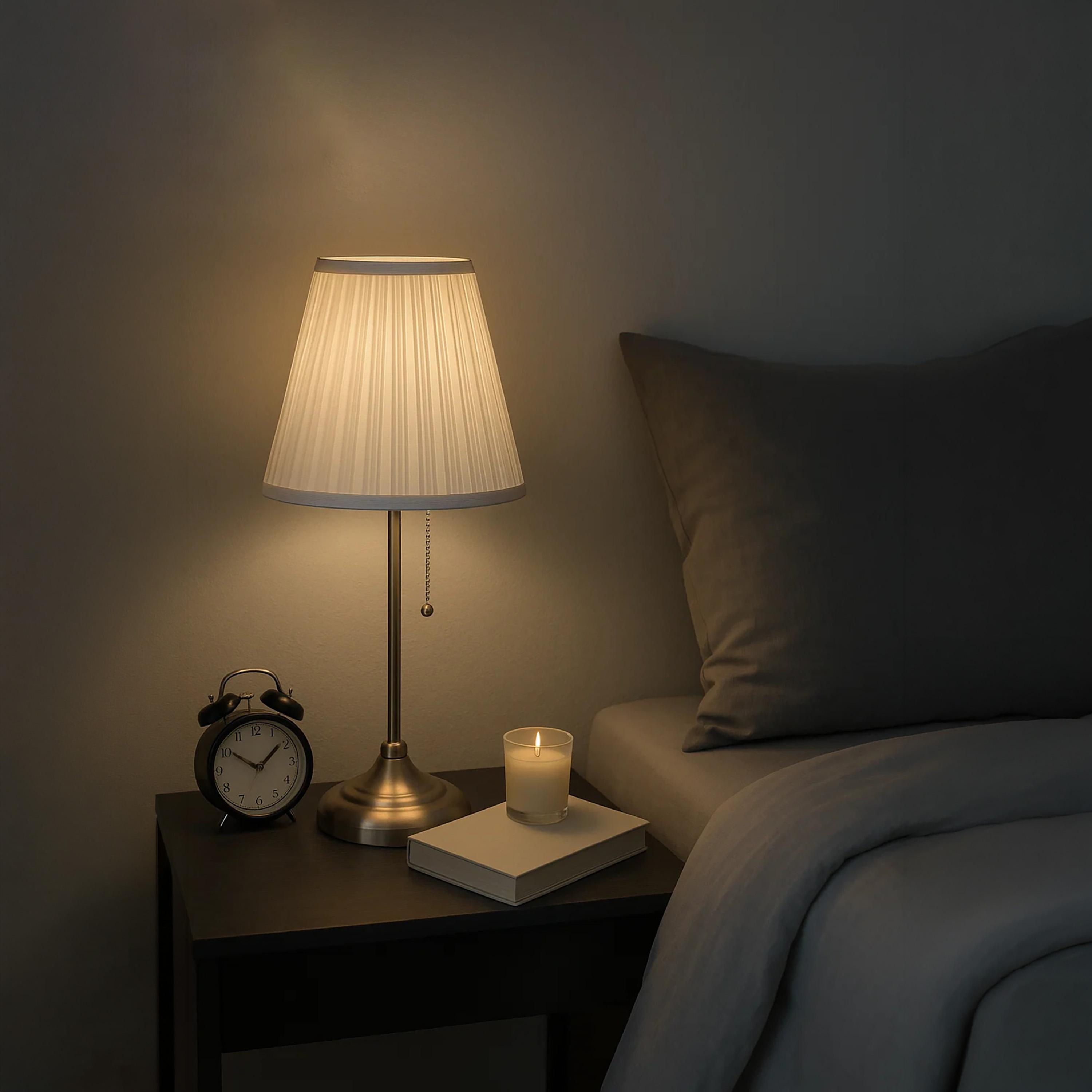 مصباح طاولة معدني كلاسيكي بغطاء قماش مكشكش من ماريا هومز-household-lighting-tableanddesklamps-image-3