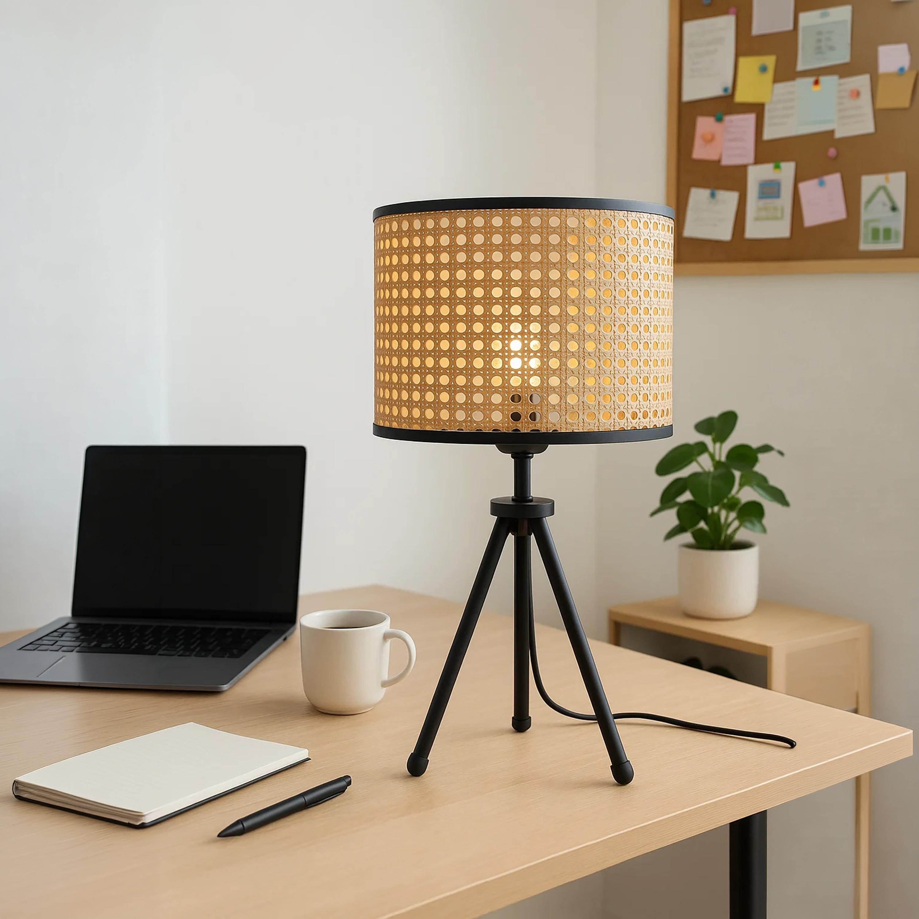 مصباح طاولة ثلاثي القوائم بتصميم عصري وغطاء بنمط الراتان من ماريا هومز-household-lighting-tableanddesklamps-image-1