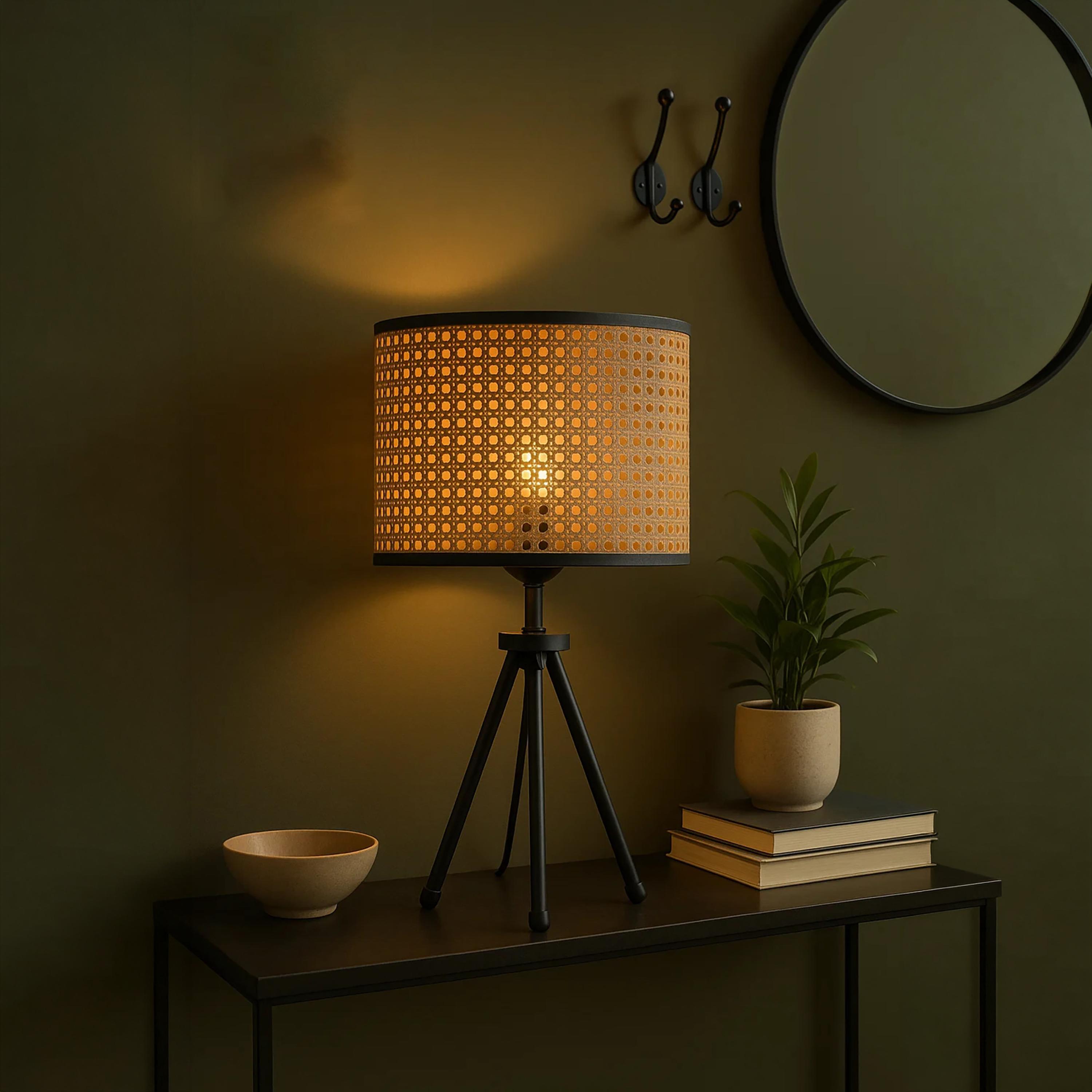 مصباح طاولة ثلاثي القوائم بتصميم عصري وغطاء بنمط الراتان من ماريا هومز-household-lighting-tableanddesklamps-image-2