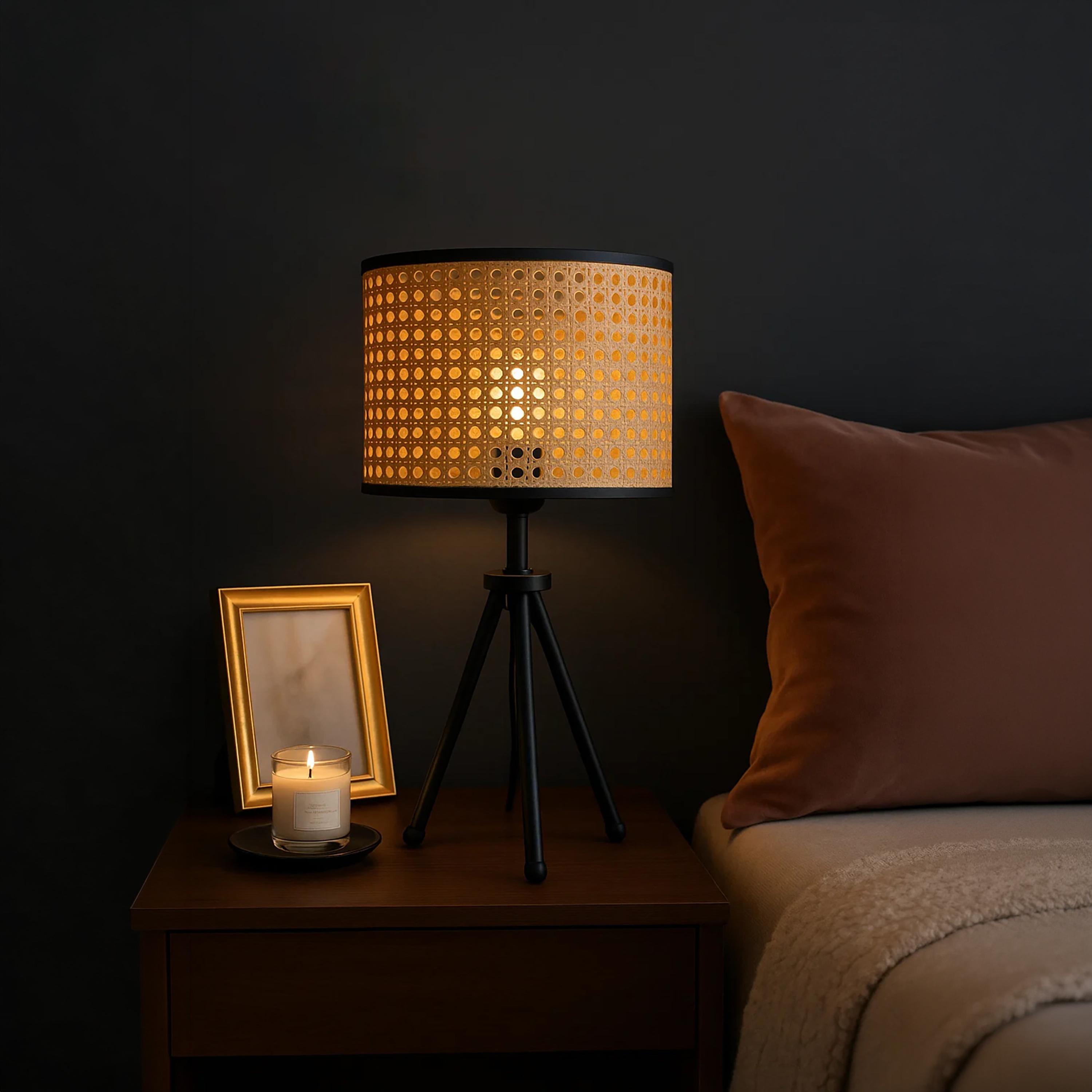 مصباح طاولة ثلاثي القوائم بتصميم عصري وغطاء بنمط الراتان من ماريا هومز-household-lighting-tableanddesklamps-image-3