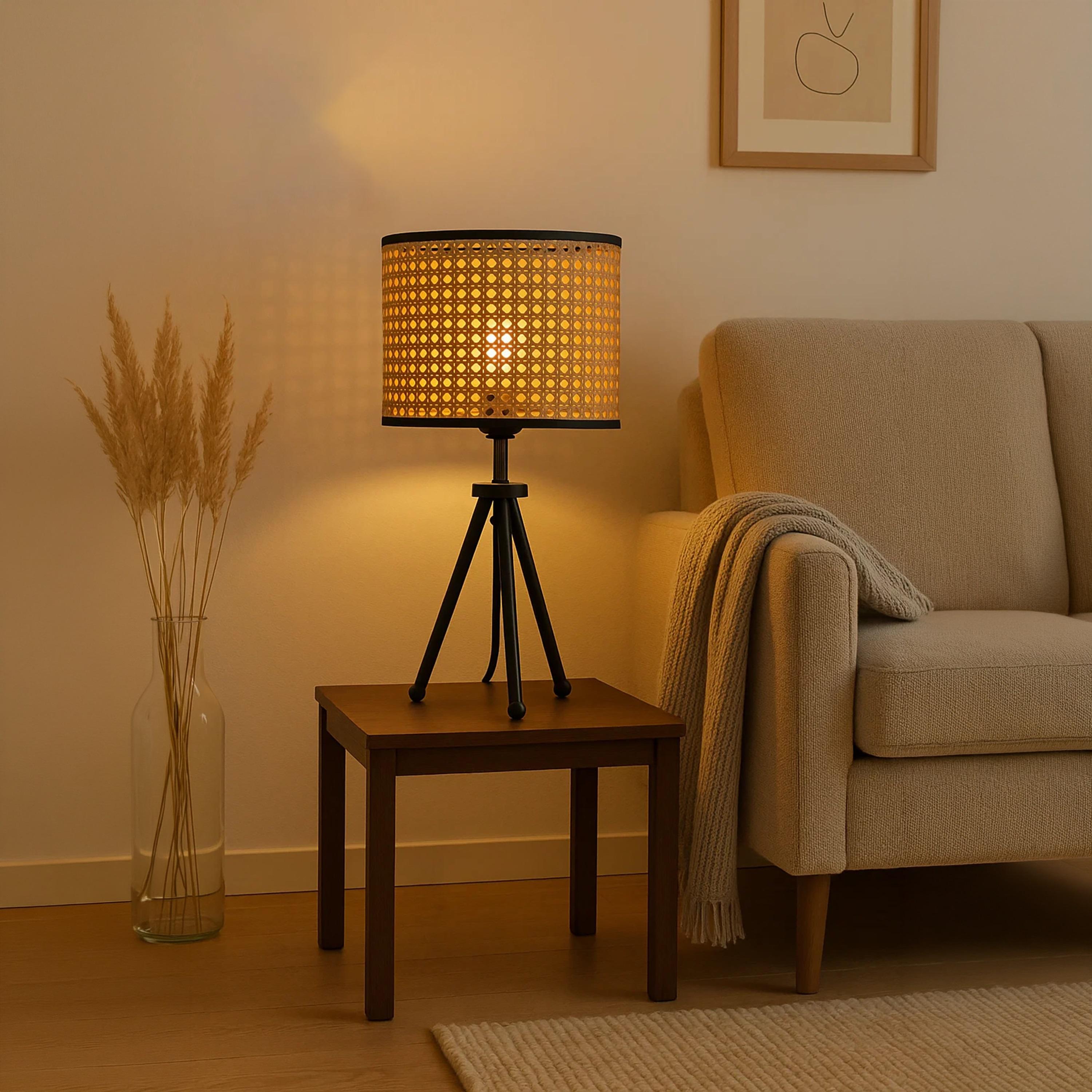 مصباح طاولة ثلاثي القوائم بتصميم عصري وغطاء بنمط الراتان من ماريا هومز-household-lighting-tableanddesklamps-image-4