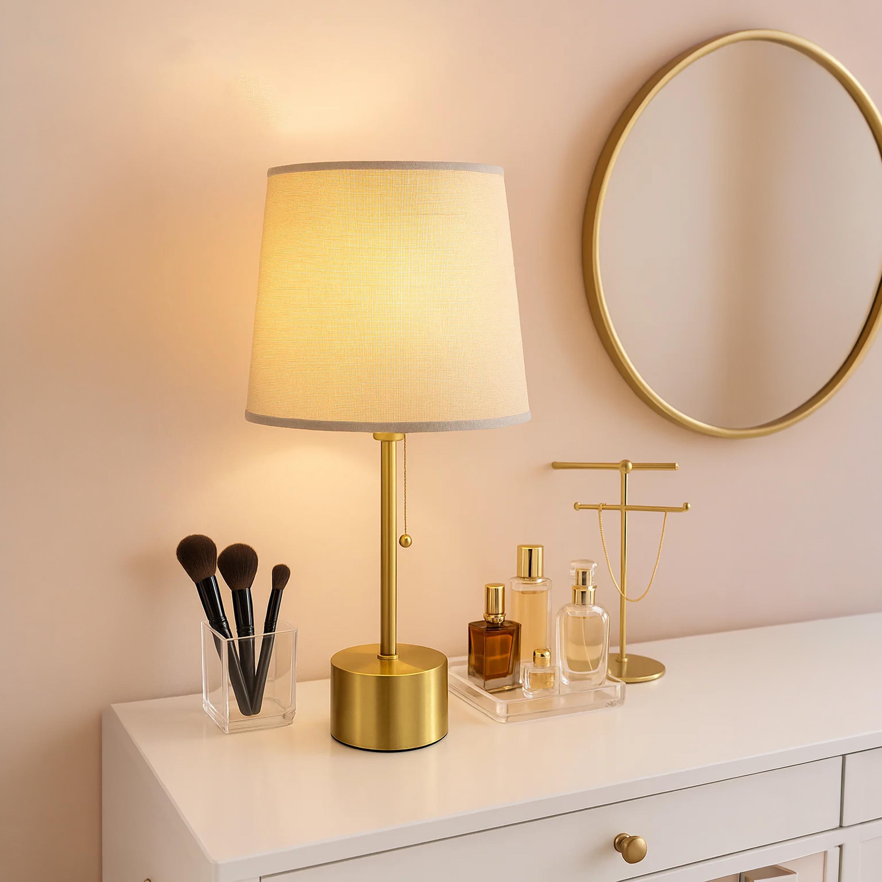 مصباح طاولة أنيق باللون الذهبي وغطاء قماشي بملمس مميز من ماريا هومز-household-lighting-tableanddesklamps-image-2