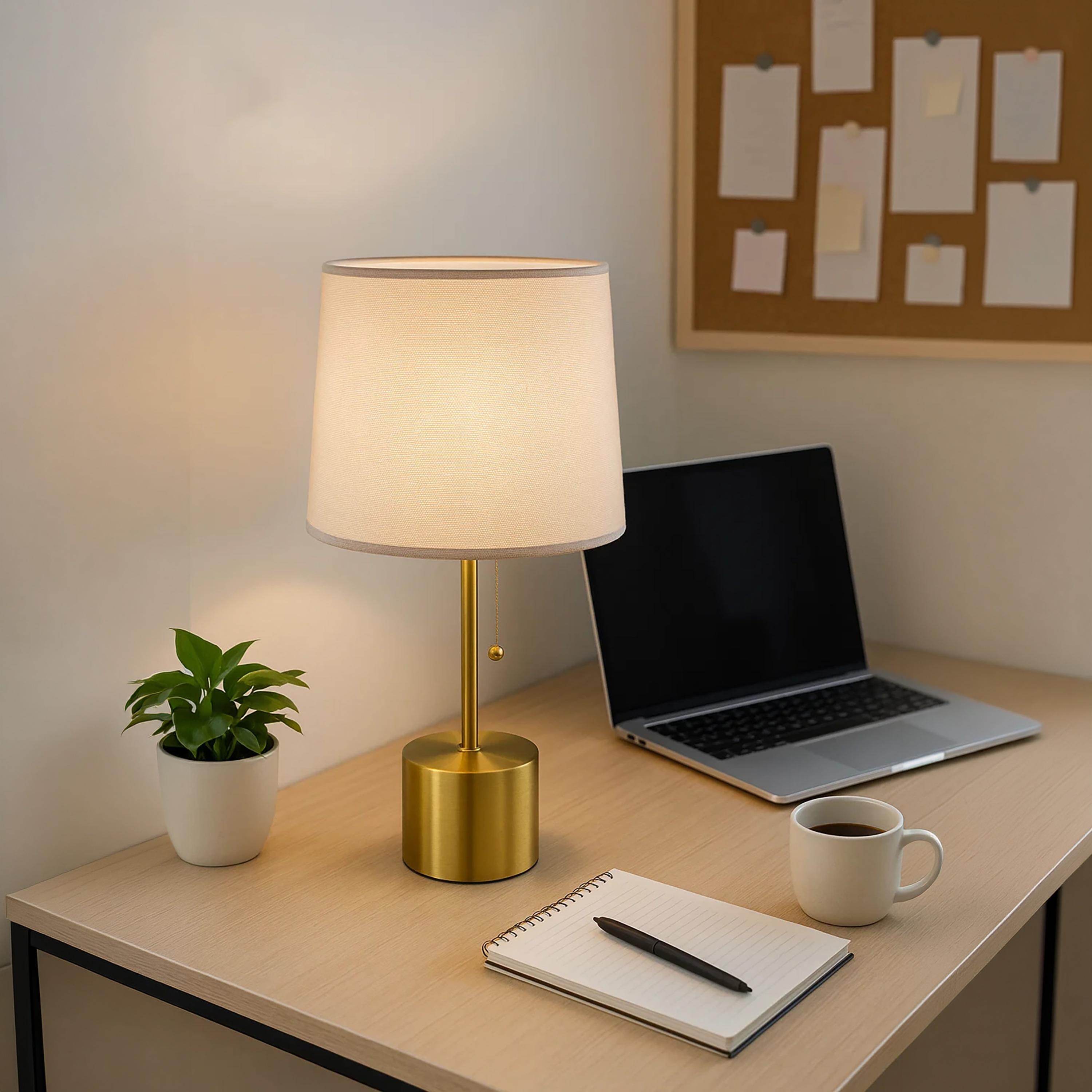 مصباح طاولة أنيق باللون الذهبي وغطاء قماشي بملمس مميز من ماريا هومز-household-lighting-tableanddesklamps-image-3