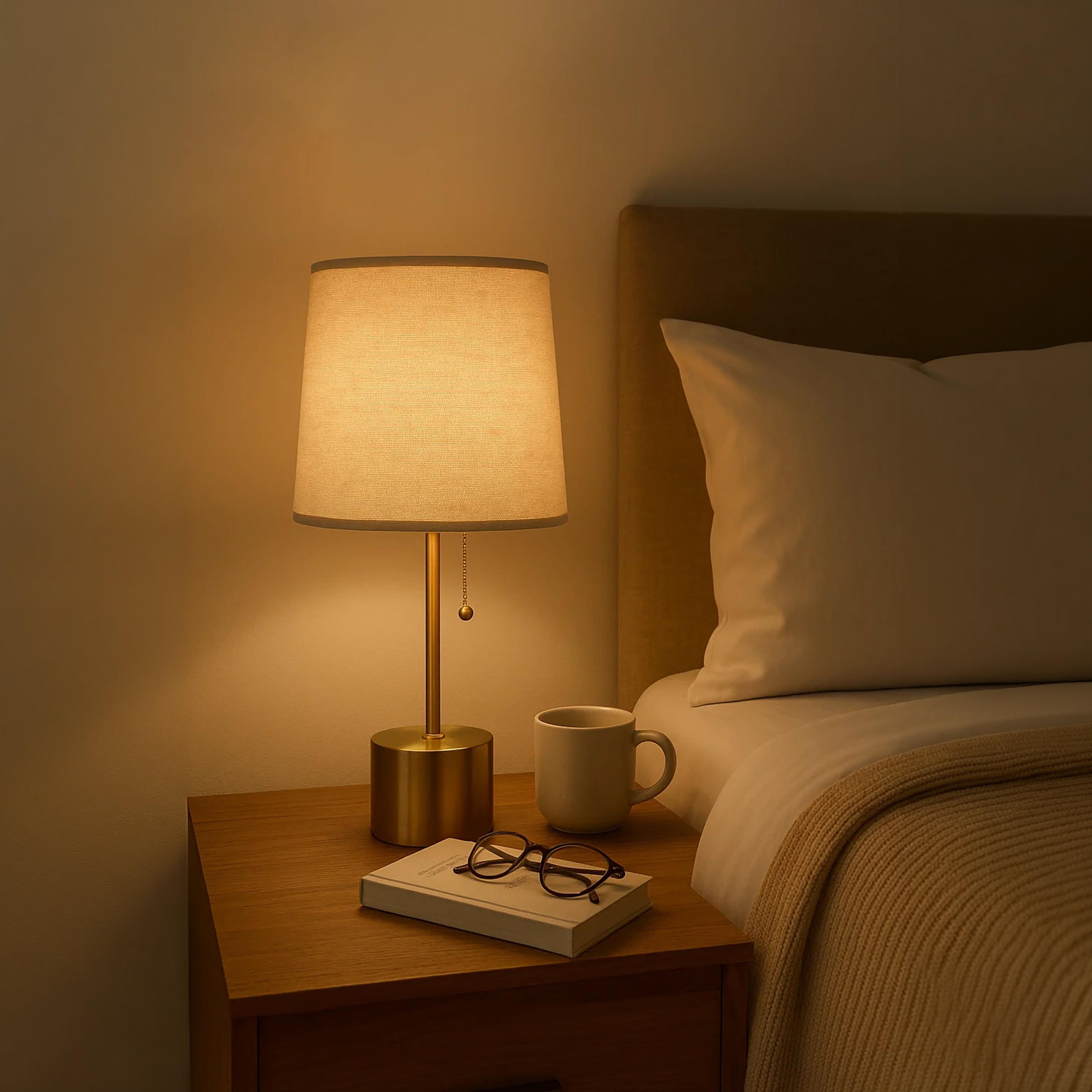 مصباح طاولة أنيق باللون الذهبي وغطاء قماشي بملمس مميز من ماريا هومز-household-lighting-tableanddesklamps-image-4