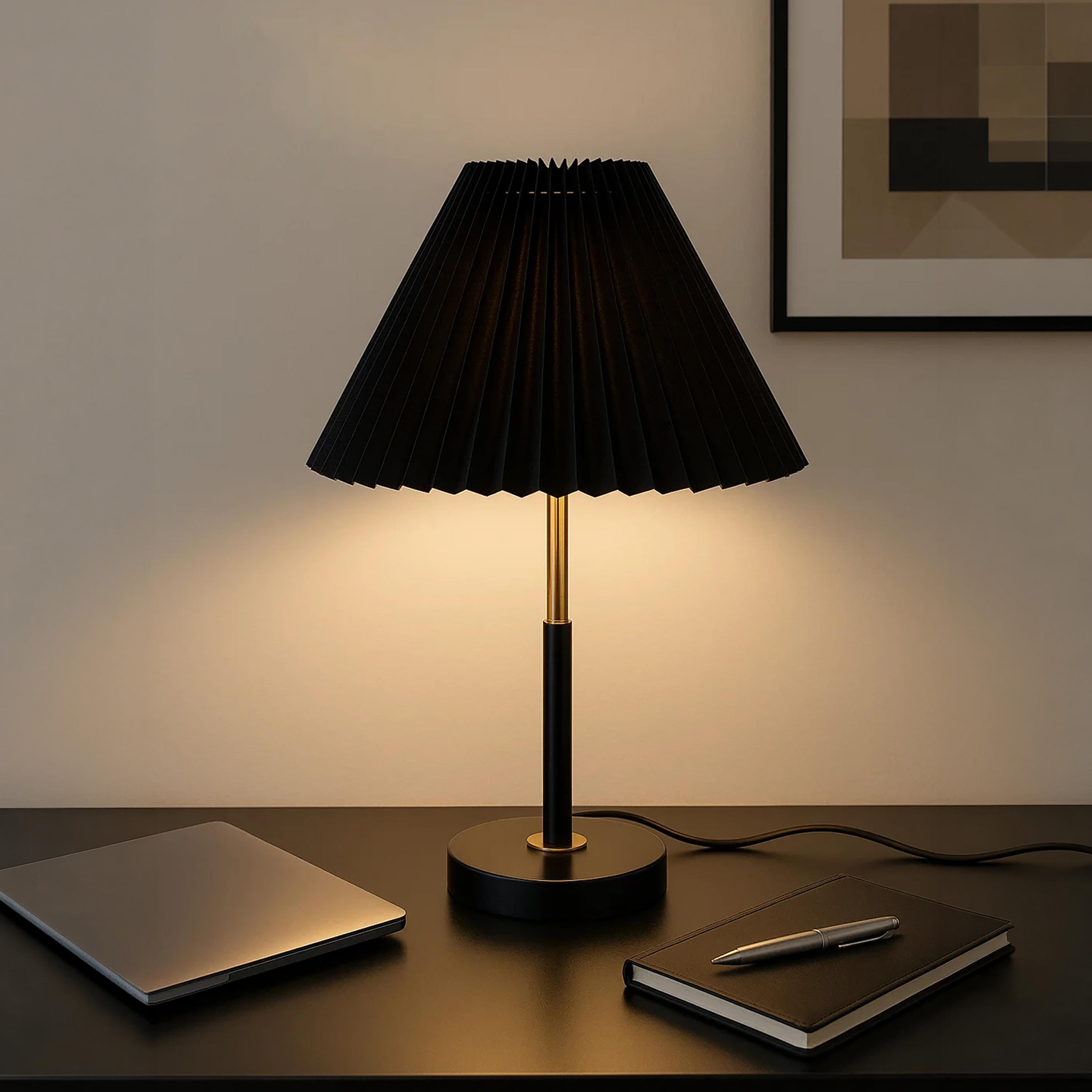 مصباح طاولة أنيق باللون الأسود بغطاء بليسيه وتفاصيل ذهبية من ماريا هومز-household-lighting-tableanddesklamps-image-1