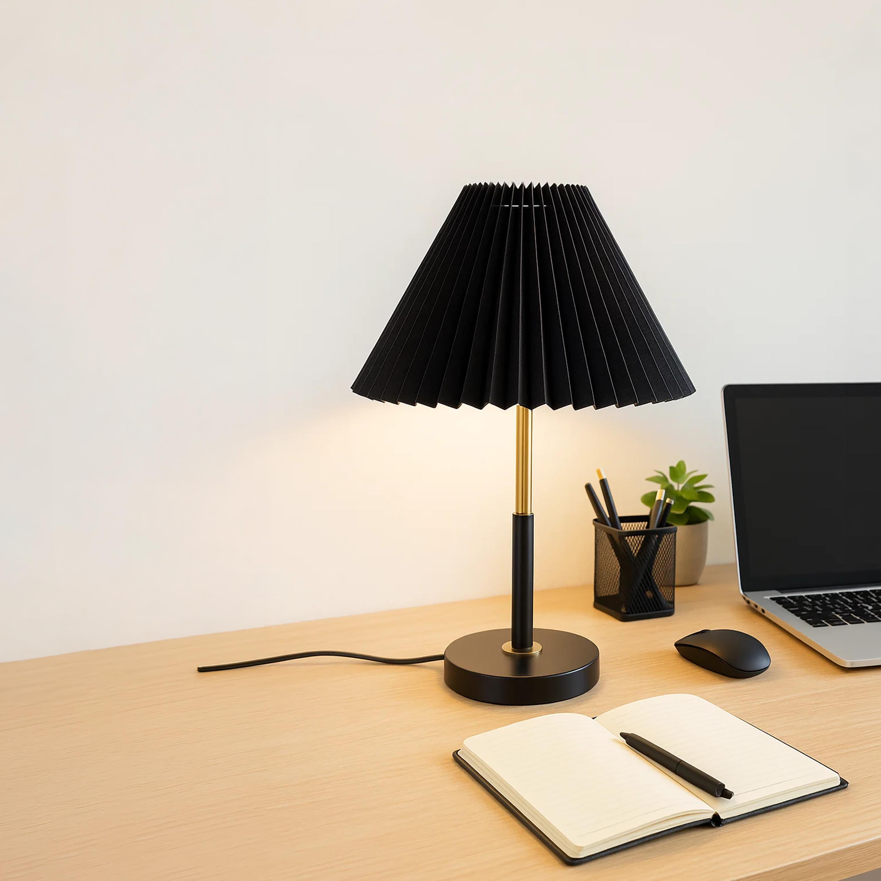 مصباح طاولة أنيق باللون الأسود بغطاء بليسيه وتفاصيل ذهبية من ماريا هومز-household-lighting-tableanddesklamps-image-2
