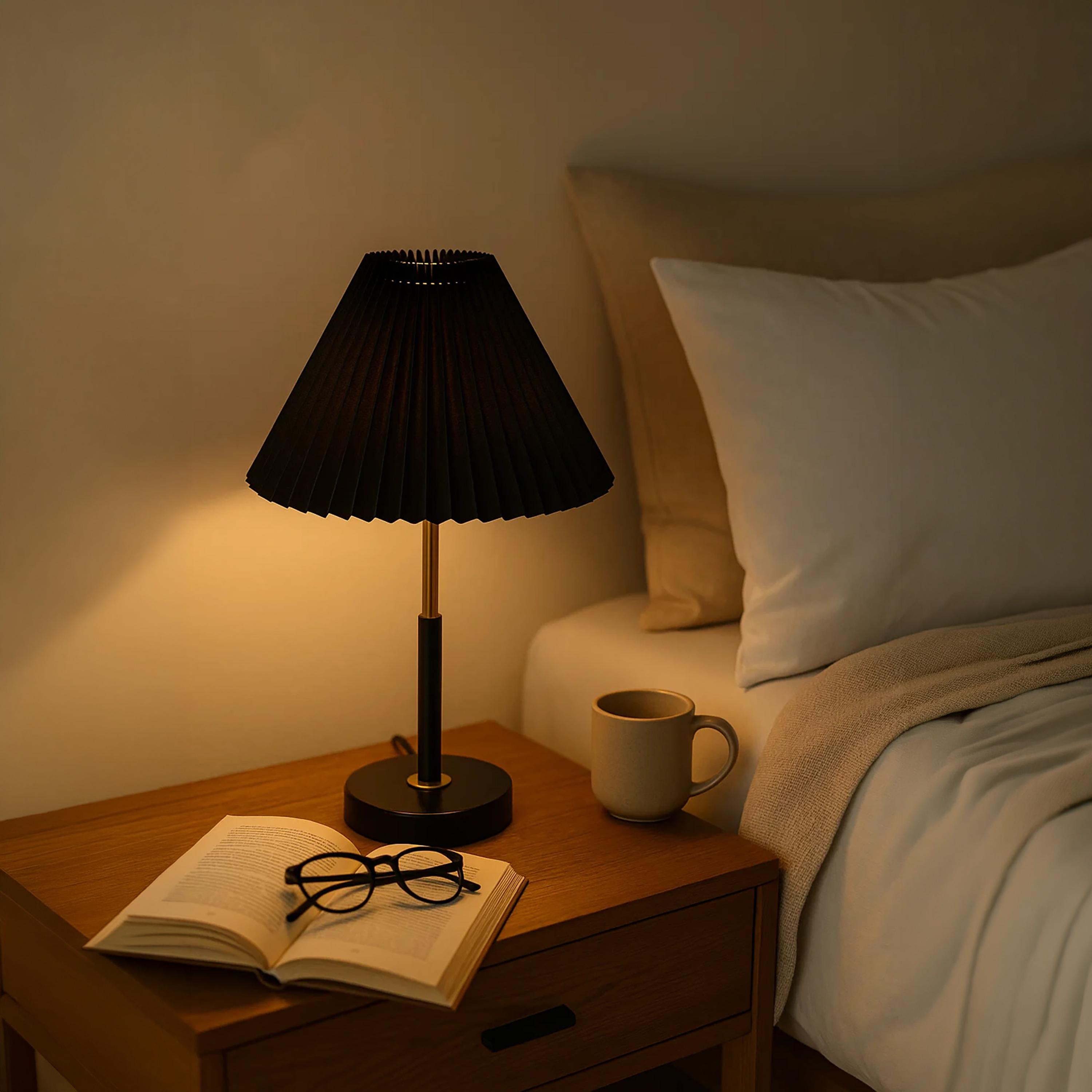 مصباح طاولة أنيق باللون الأسود بغطاء بليسيه وتفاصيل ذهبية من ماريا هومز-household-lighting-tableanddesklamps-image-3