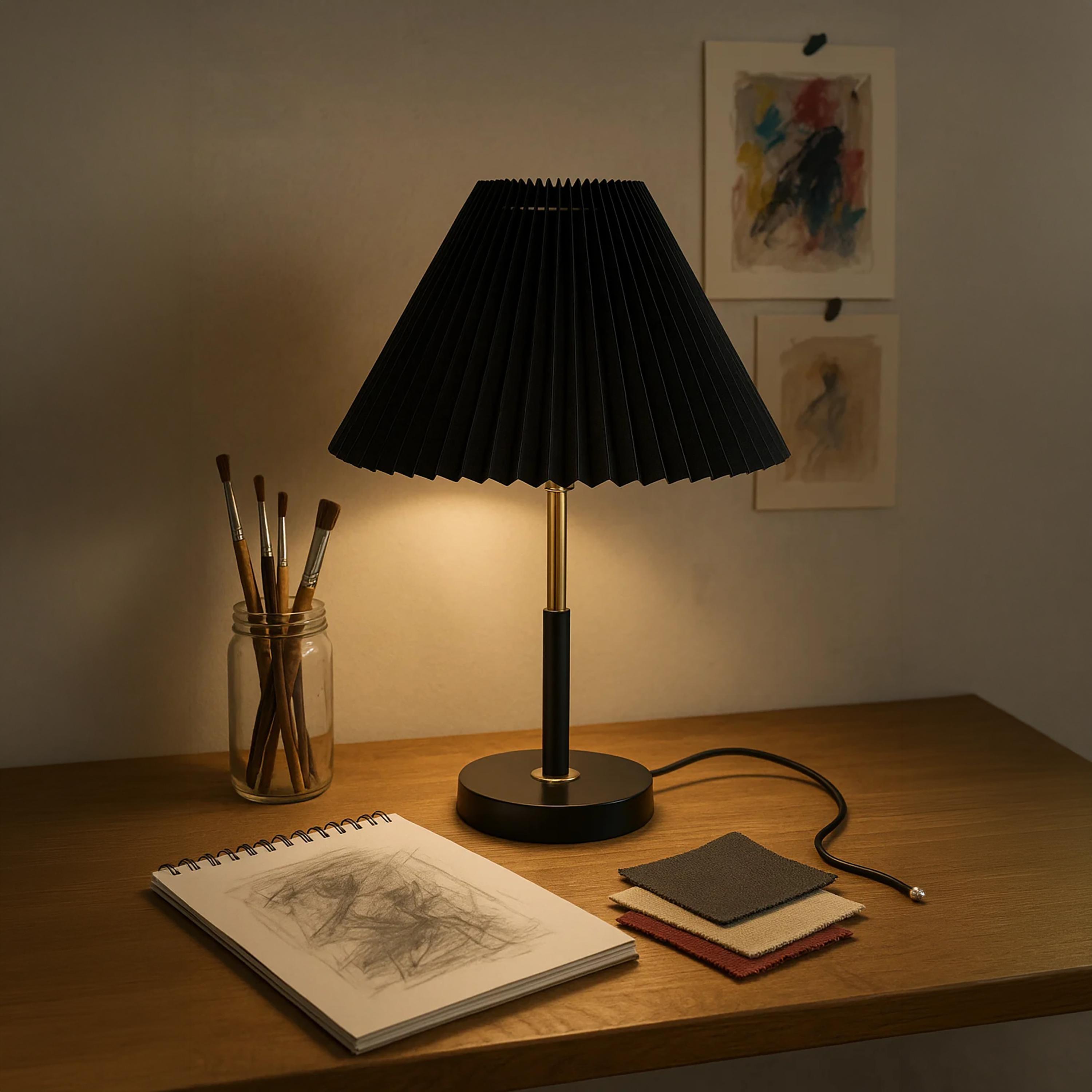 مصباح طاولة أنيق باللون الأسود بغطاء بليسيه وتفاصيل ذهبية من ماريا هومز-household-lighting-tableanddesklamps-image-4