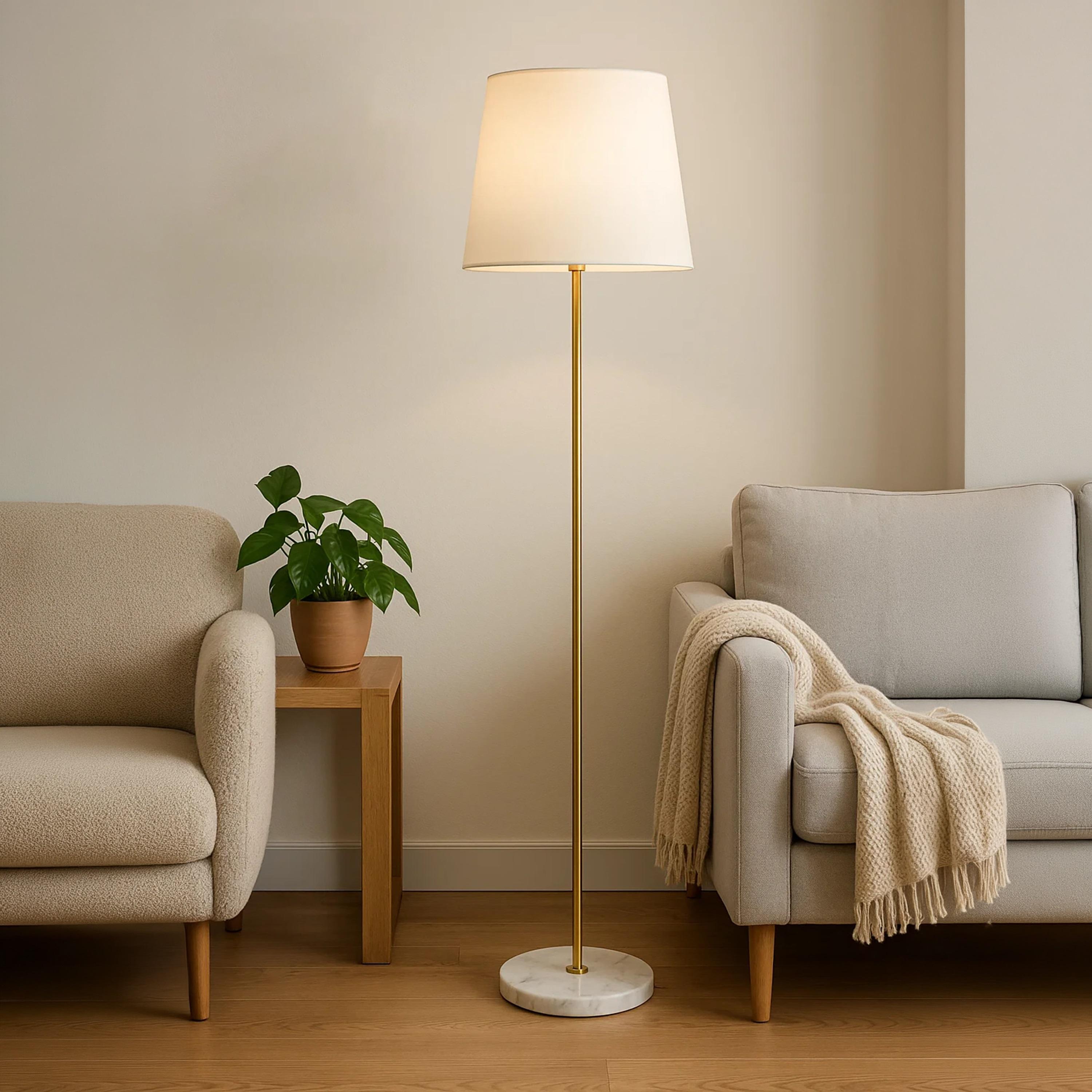 مصباح أرضي ذهبي أنيق بغطاء قماشي أبيض وقاعدة رخامية من ماريا هومز-household-lighting-floorlamps-image-1