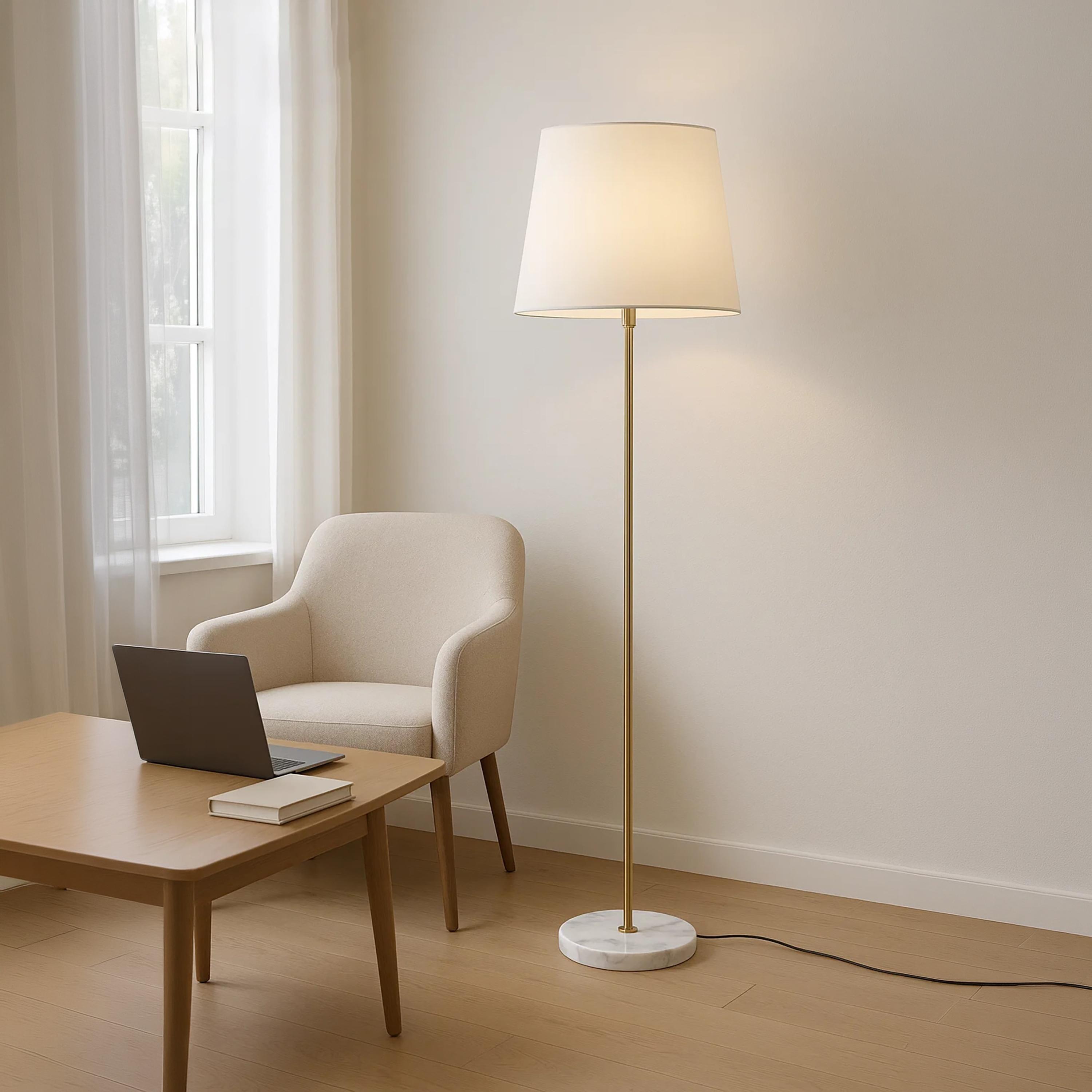 مصباح أرضي ذهبي أنيق بغطاء قماشي أبيض وقاعدة رخامية من ماريا هومز-household-lighting-floorlamps-image-2