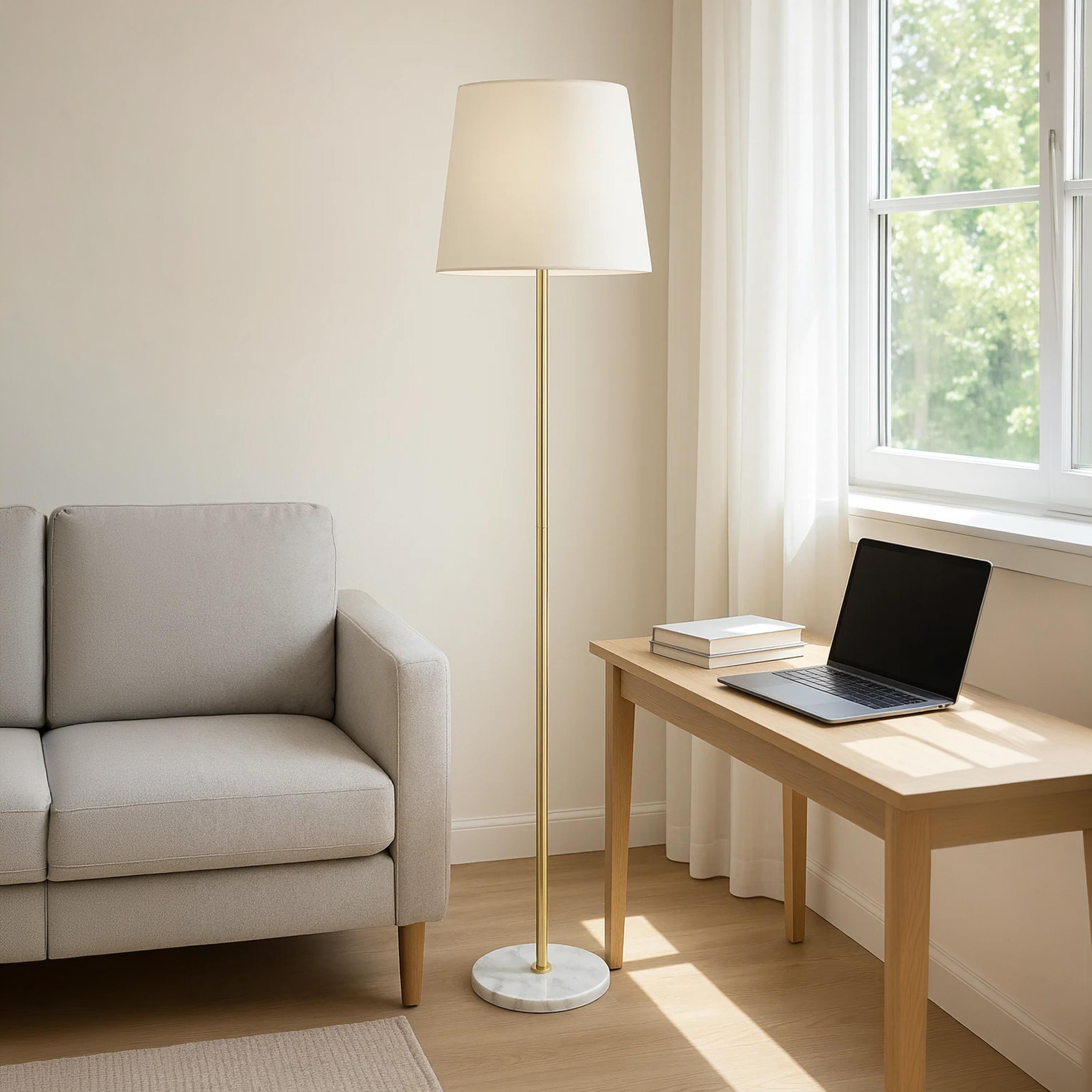 مصباح أرضي ذهبي أنيق بغطاء قماشي أبيض وقاعدة رخامية من ماريا هومز-household-lighting-floorlamps-image-3