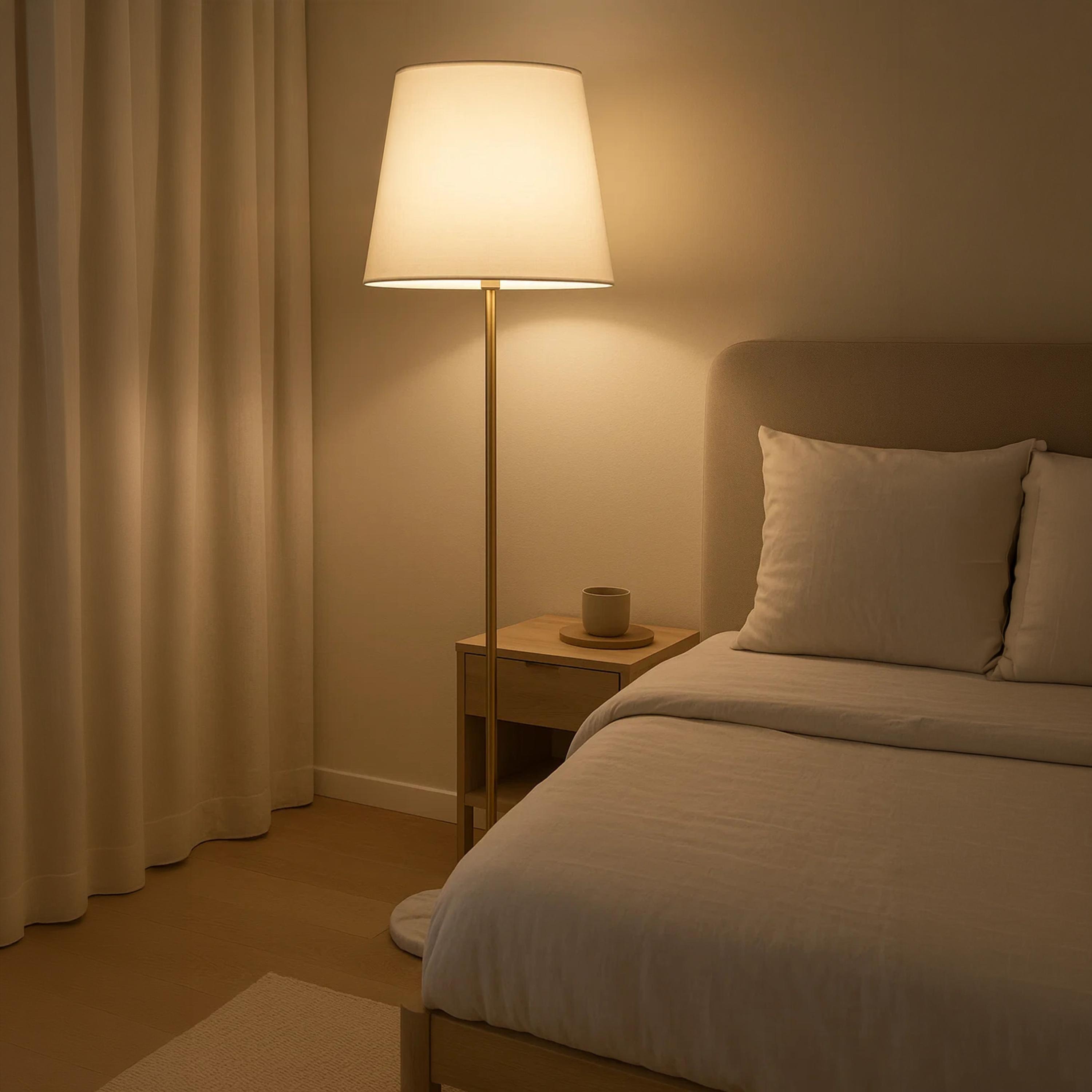 مصباح أرضي ذهبي أنيق بغطاء قماشي أبيض وقاعدة رخامية من ماريا هومز-household-lighting-floorlamps-image-4