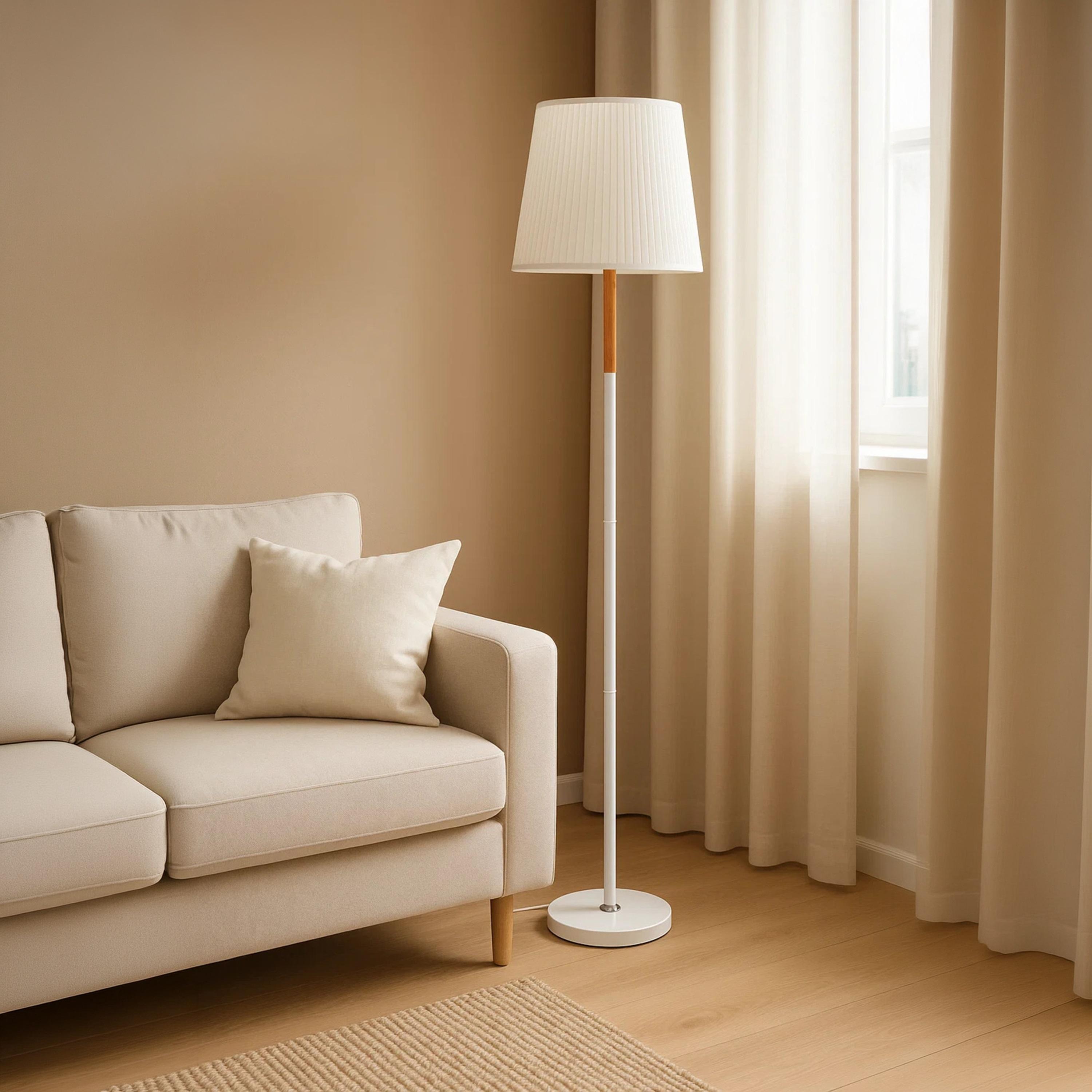 مصباح أرضي بتصميم بسيط باللون الأبيض مع لمسة من الخشب الطبيعي من ماريا هومز-household-lighting-floorlamps-image-1