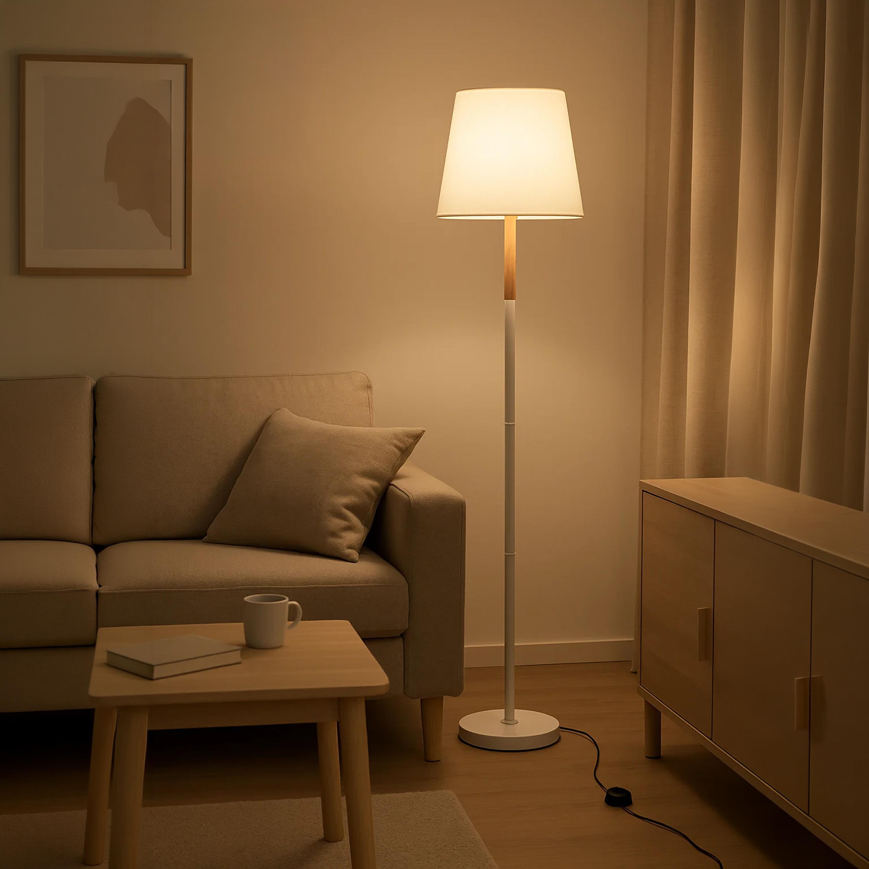 مصباح أرضي بتصميم بسيط باللون الأبيض مع لمسة من الخشب الطبيعي من ماريا هومز-household-lighting-floorlamps-image-2