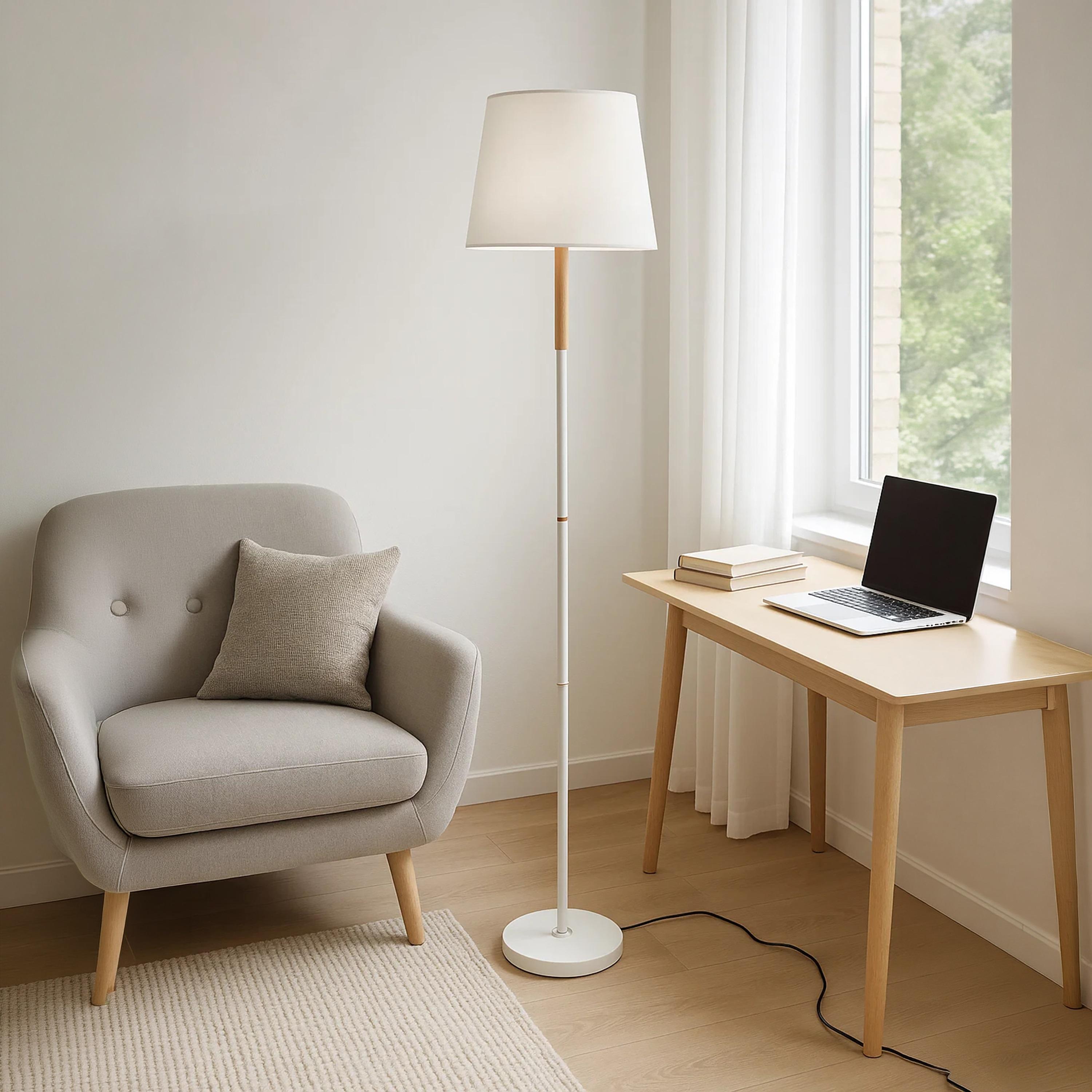 مصباح أرضي بتصميم بسيط باللون الأبيض مع لمسة من الخشب الطبيعي من ماريا هومز-household-lighting-floorlamps-image-3