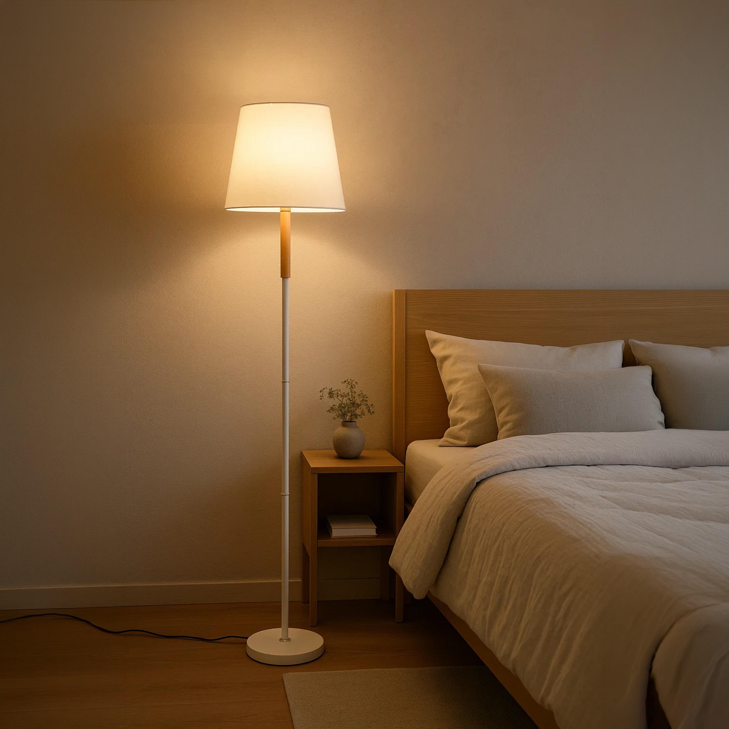 مصباح أرضي بتصميم بسيط باللون الأبيض مع لمسة من الخشب الطبيعي من ماريا هومز-household-lighting-floorlamps-image-4