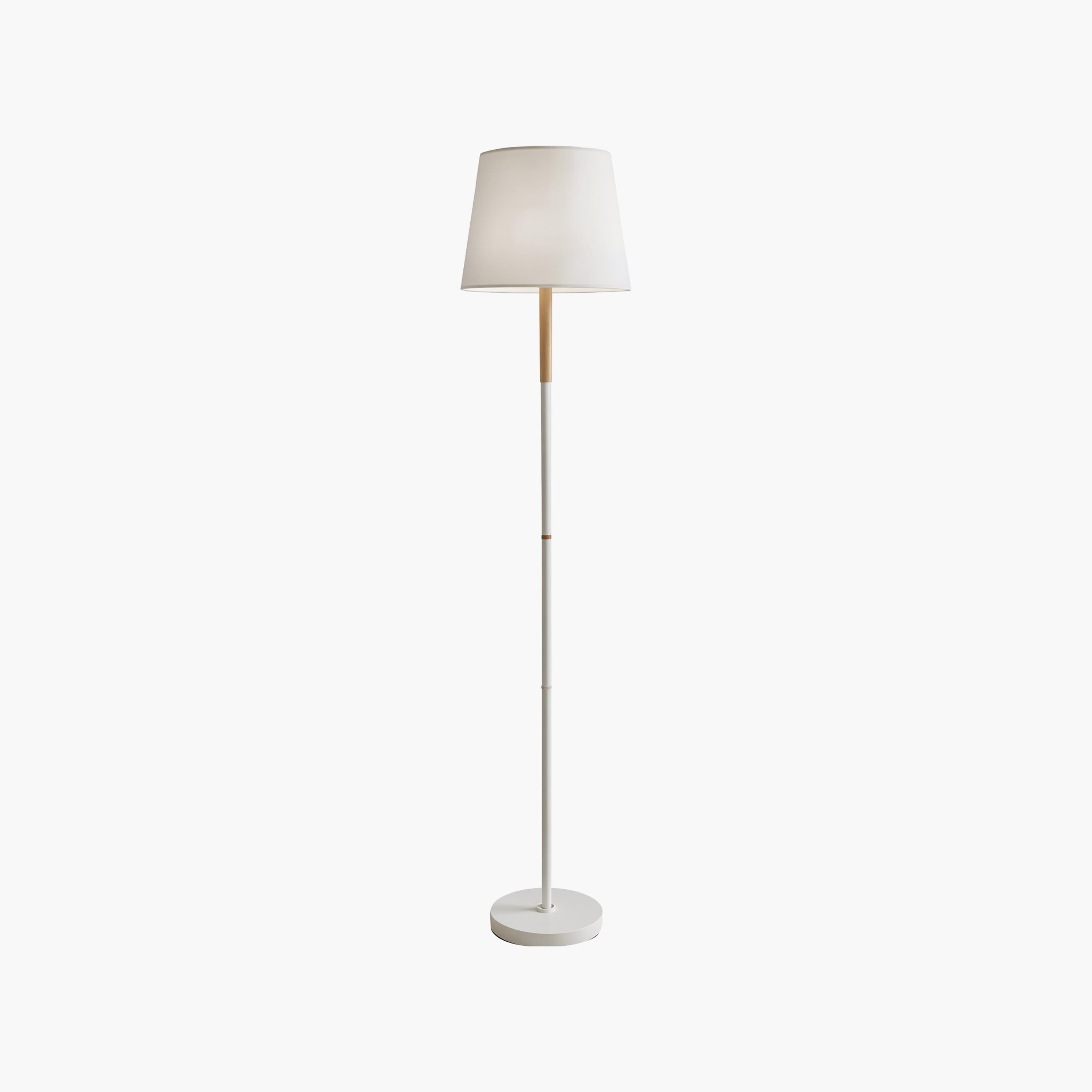 مصباح أرضي بتصميم بسيط باللون الأبيض مع لمسة من الخشب الطبيعي من ماريا هومز-household-lighting-floorlamps-image-5