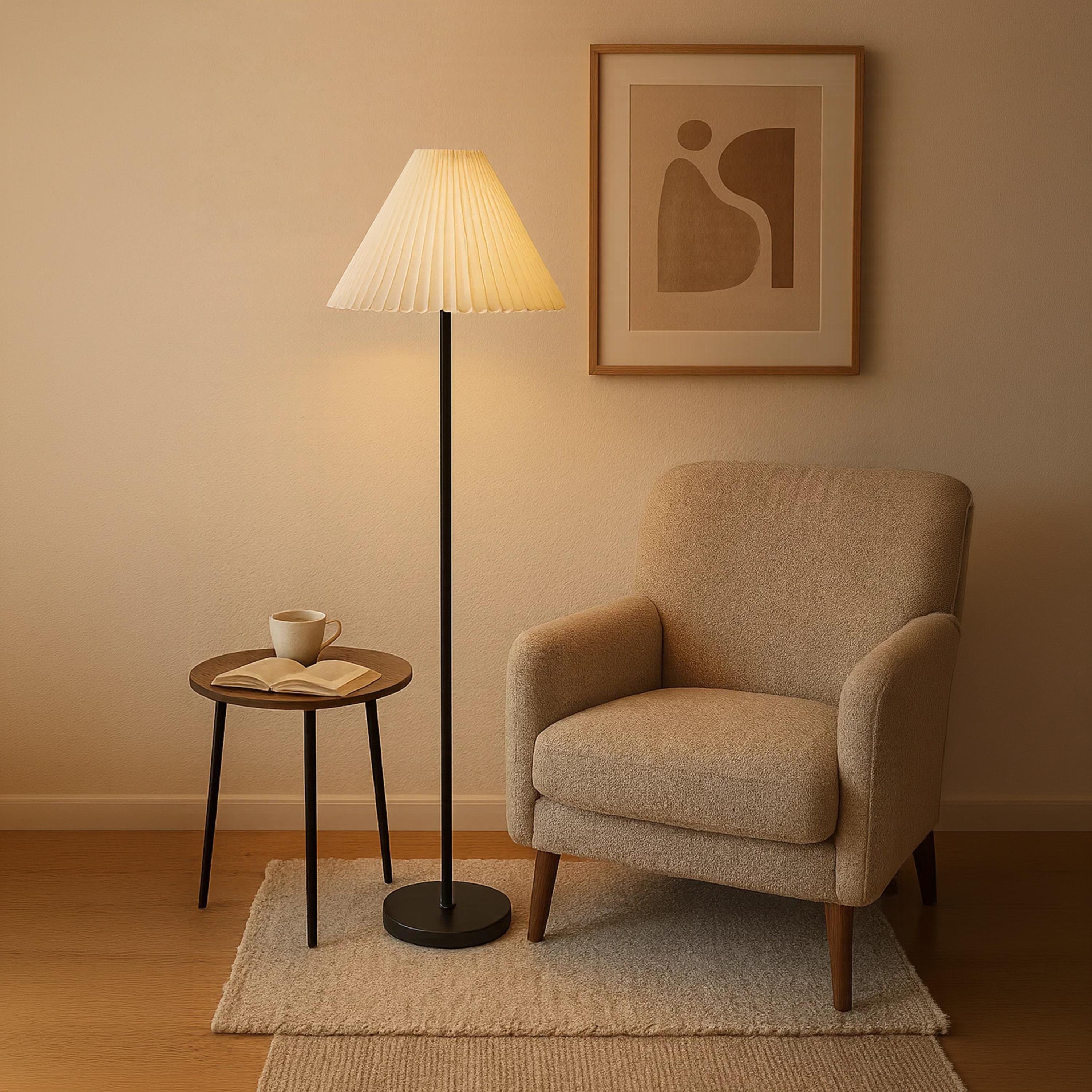 مصباح أرضي أنيق نحيف بغطاء مخروطي مكشكش من ماريا هومز-household-lighting-floorlamps-image-2