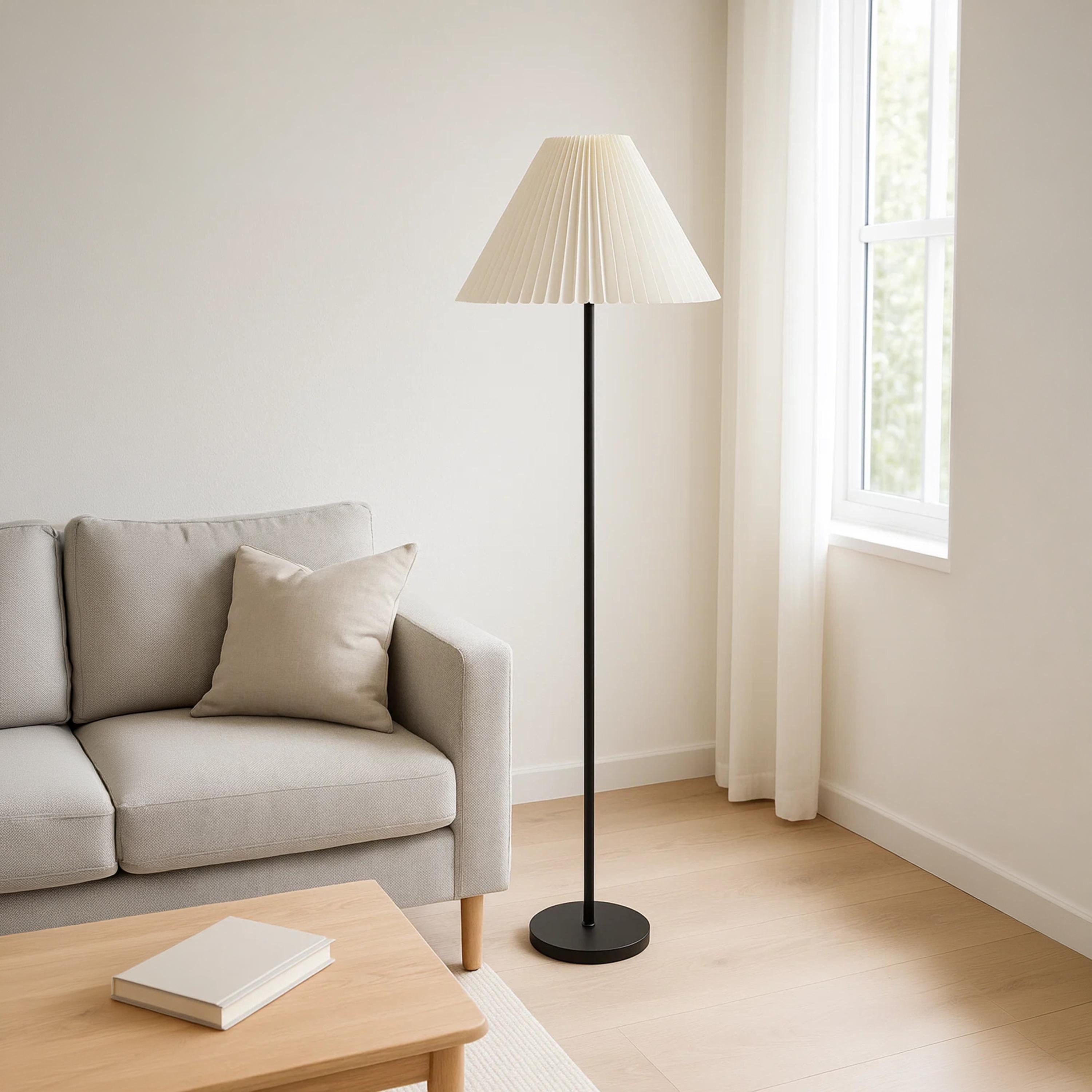 مصباح أرضي أنيق نحيف بغطاء مخروطي مكشكش من ماريا هومز-household-lighting-floorlamps-image-3
