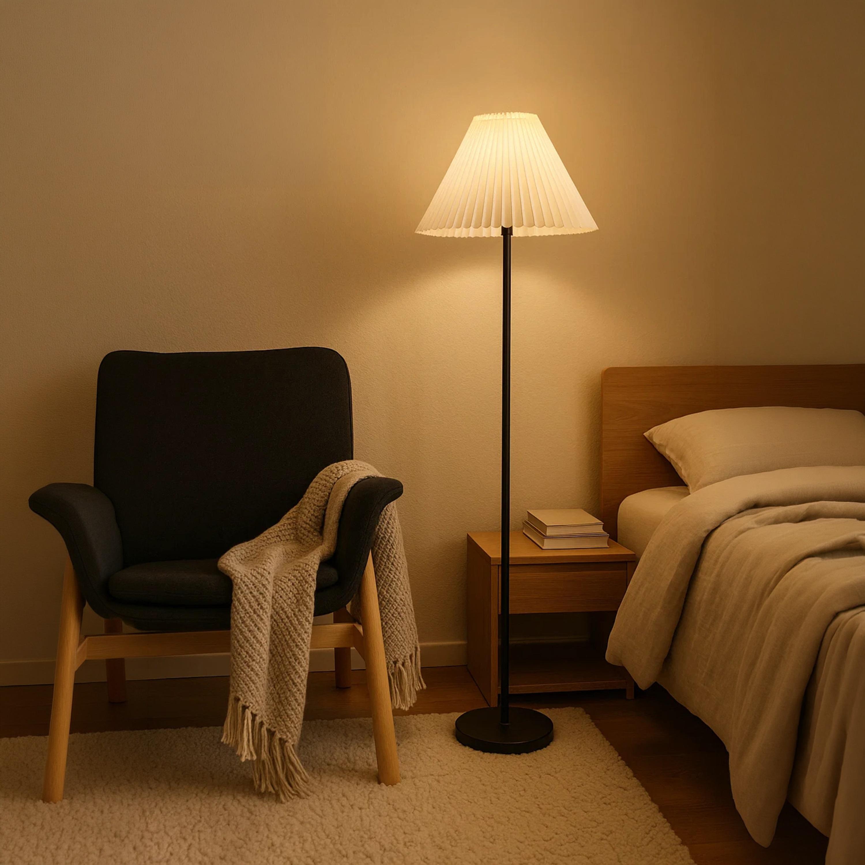 مصباح أرضي أنيق نحيف بغطاء مخروطي مكشكش من ماريا هومز-household-lighting-floorlamps-image-4