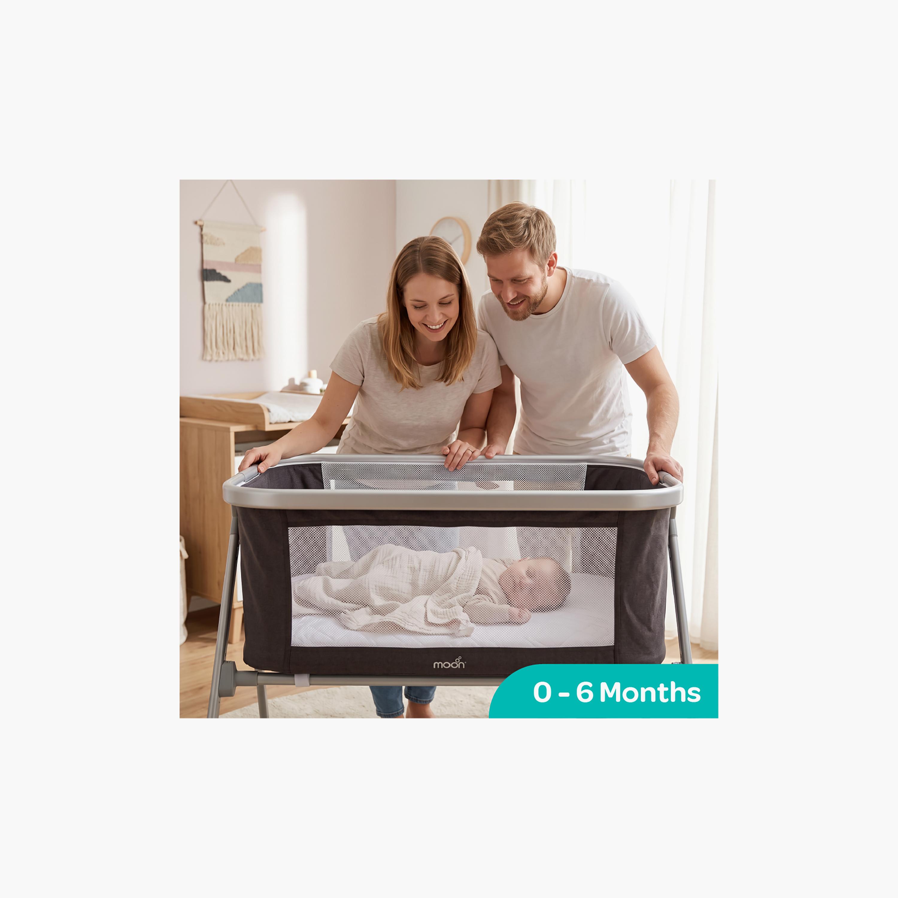 سرير أطفال قابل للطي بهيكل ألومنيوم مع مرتبة مبطنة وحقيبة حمل من مون سيرين-baby-nursery-furniture-cribsandbeds-babycribs-image-7