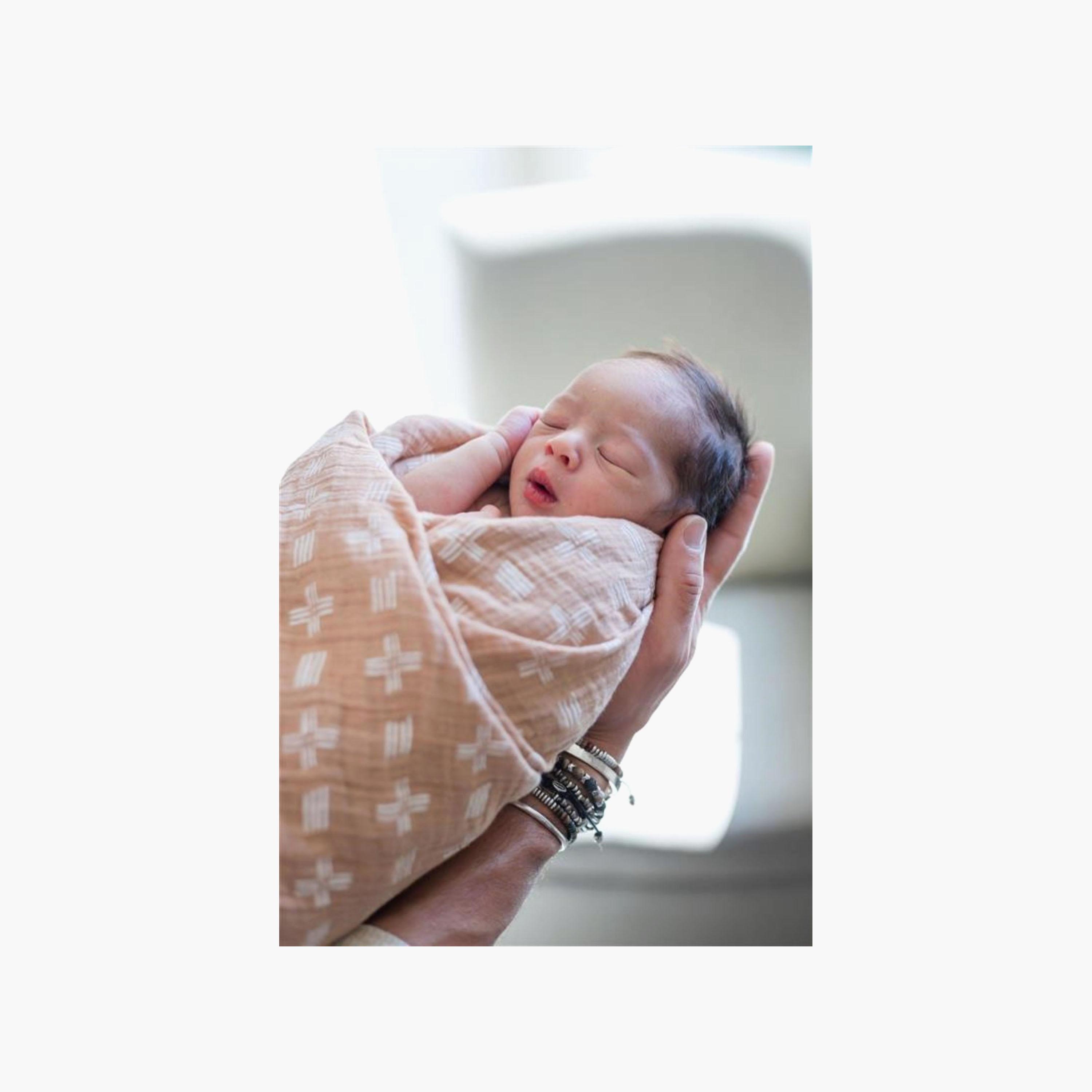أقمطة موسلين للأطفال قطعتين من كرين بيبي-baby-nursery-blanketsandswaddles-receivingblankets-image-9