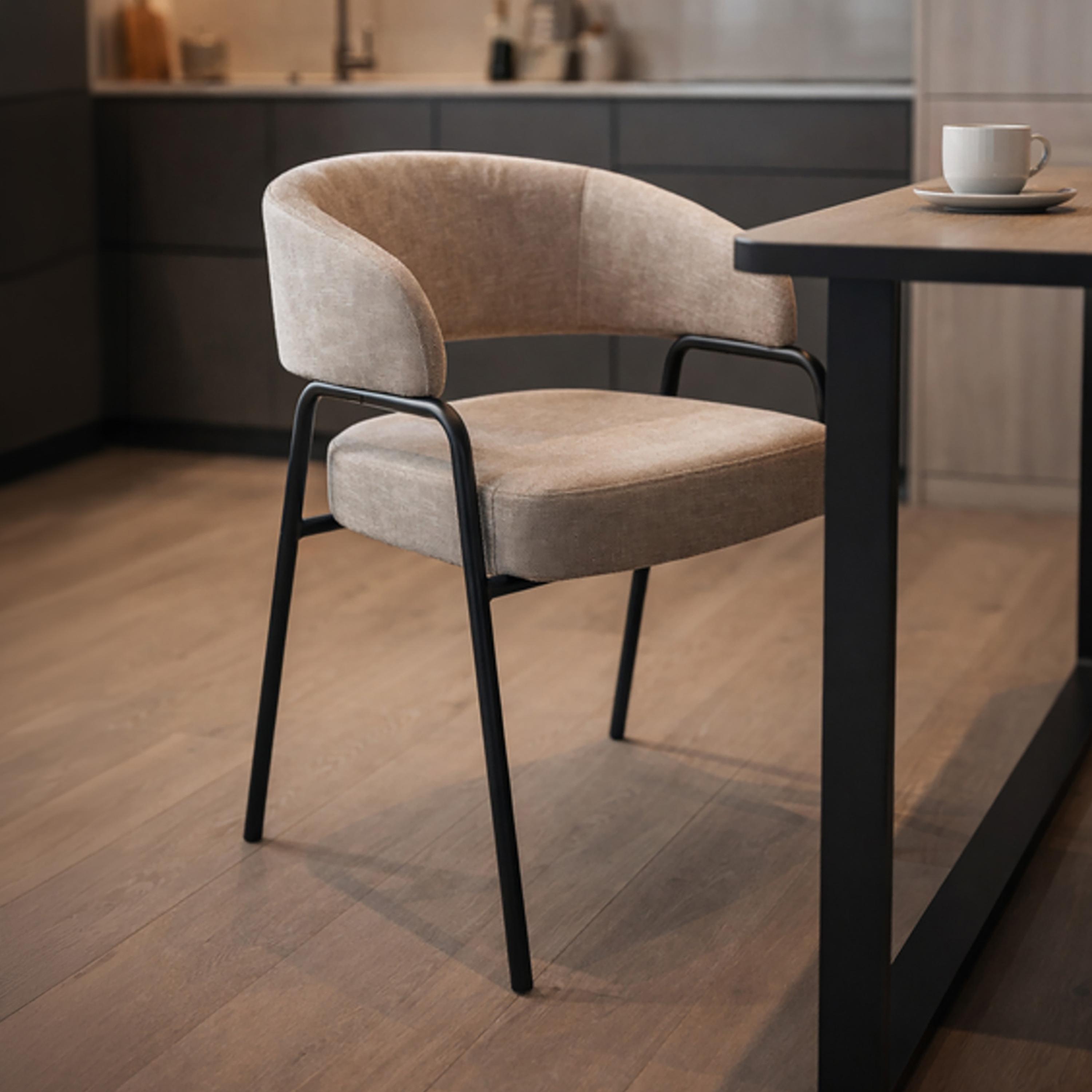 كرسي بذراع منحنية من ماريا هومز-furniture-sofaandseating-armchairs-image-1