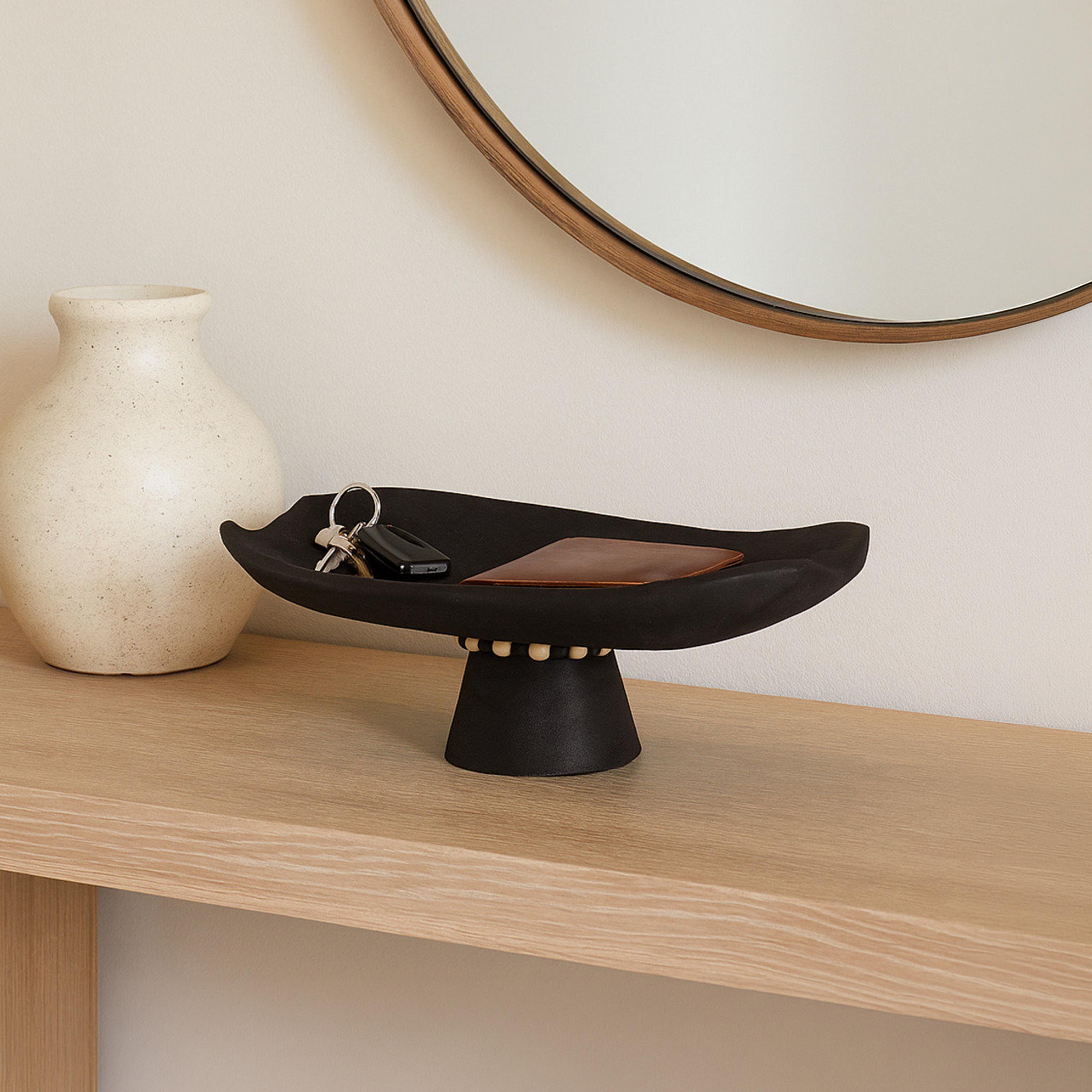 طبق تقديم ديكوري خشبي أسود بقاعدة مرتفعة بتصميم عصري من ماريا هومز-household-decor-boxesandtrays-image-2