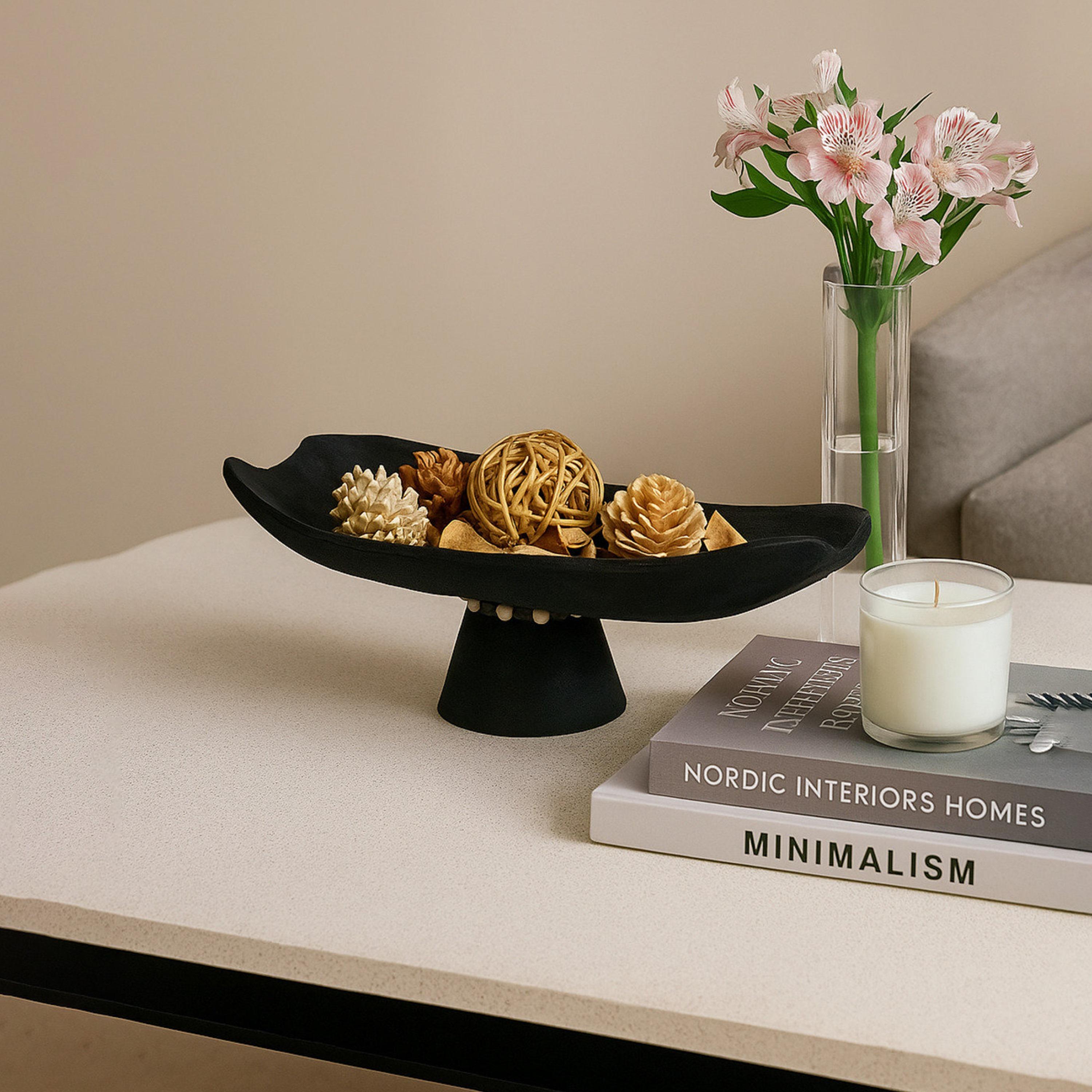 طبق تقديم ديكوري خشبي أسود بقاعدة مرتفعة بتصميم عصري من ماريا هومز-household-decor-boxesandtrays-image-3