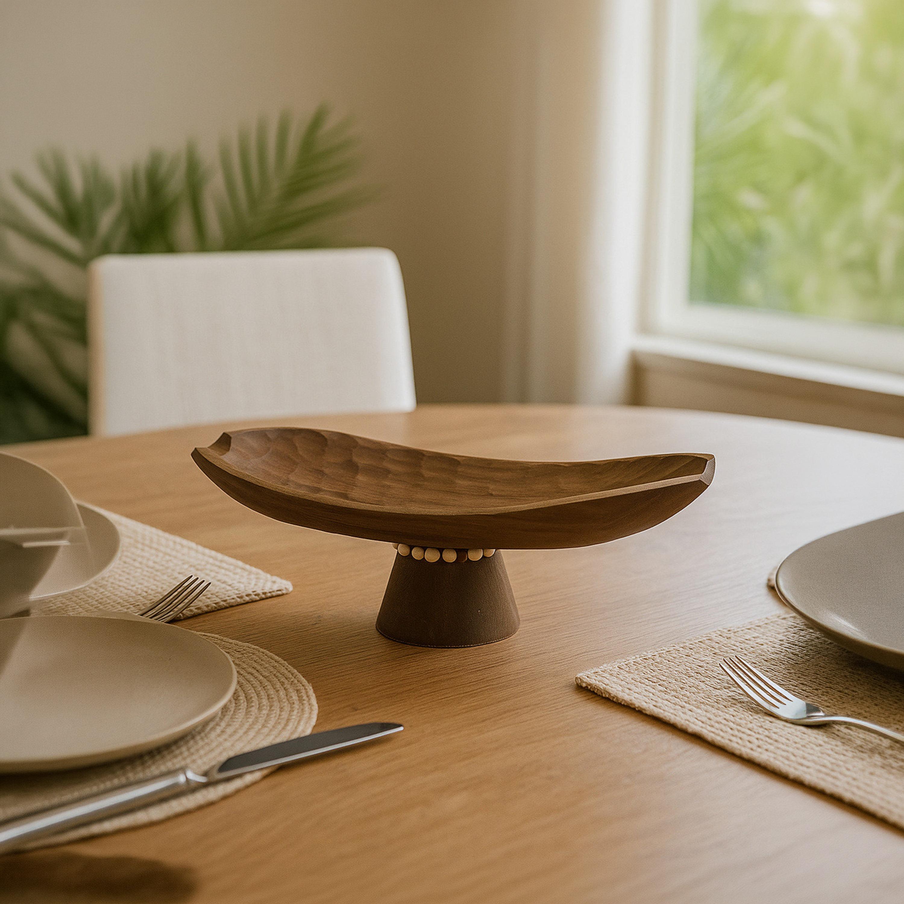 طبق تقديم ديكوري خشبي أسود بقاعدة مرتفعة بتصميم عصري من ماريا هومز-household-decor-boxesandtrays-image-1