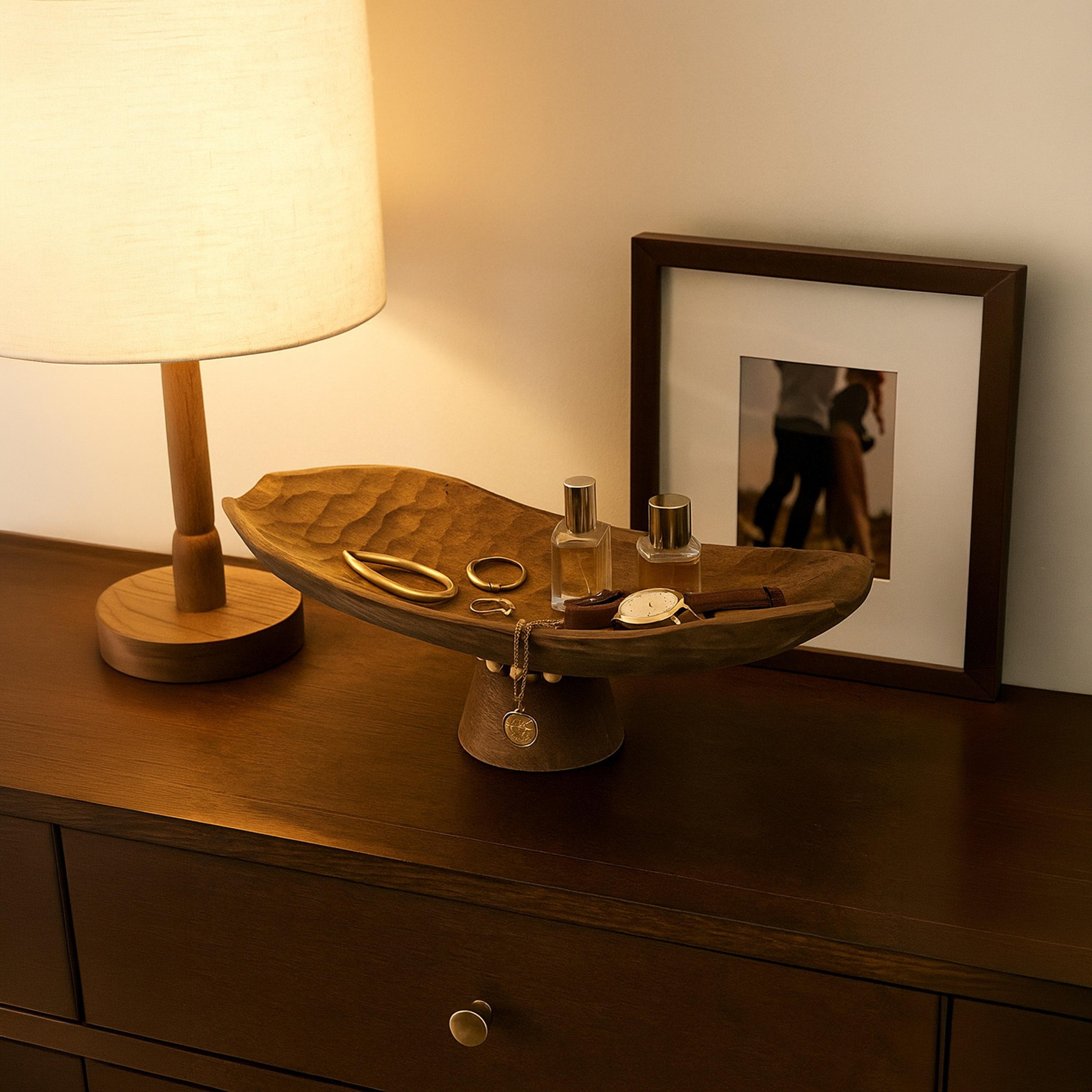 طبق تقديم ديكوري خشبي أسود بقاعدة مرتفعة بتصميم عصري من ماريا هومز-household-decor-boxesandtrays-image-4
