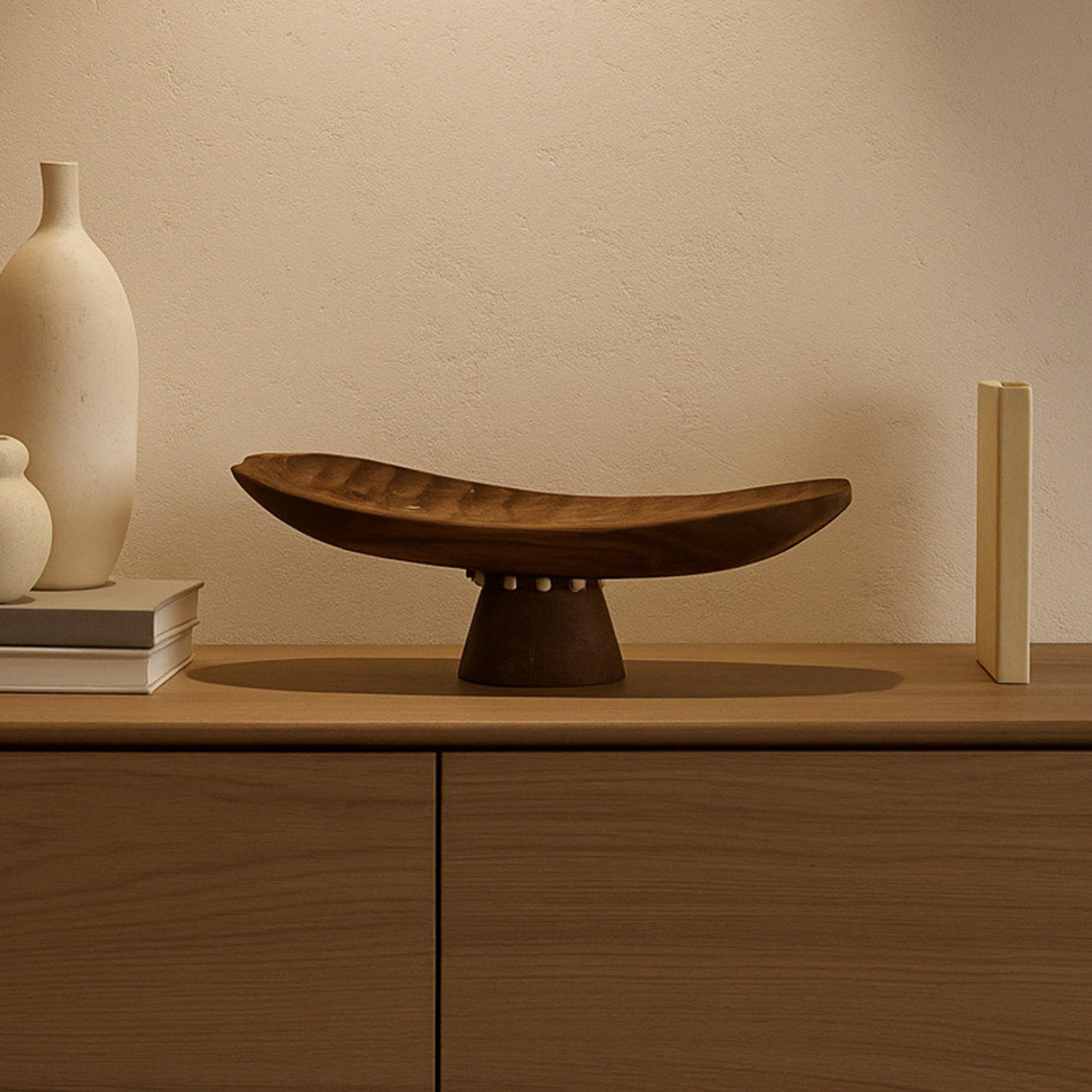 طبق تقديم ديكوري خشبي أسود بقاعدة مرتفعة بتصميم عصري من ماريا هومز-household-decor-boxesandtrays-image-5